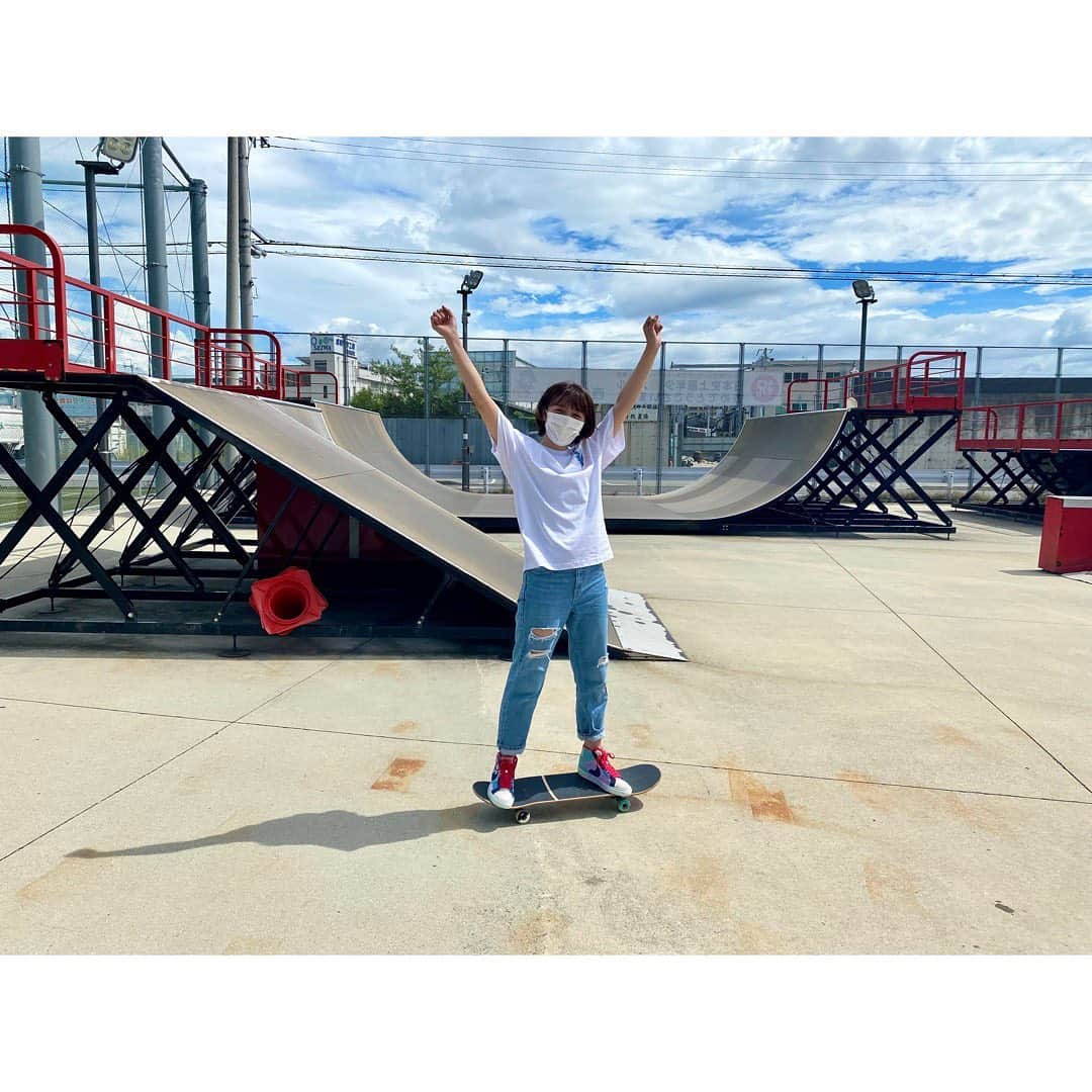 清水麻椰さんのインスタグラム写真 - (清水麻椰Instagram)「🛹☀️  #土曜のよんチャンTV 東京五輪スケボー女子ストリート金メダル🥇 西矢椛選手のゆかりの地をめぐる取材で、スケボーに初挑戦！！ あまりの楽しさに暑さを忘れて夢中になってしまいました！  初心者なので、まずは ○ボードに乗る ○滑る ○チックタック この3つに挑戦！  もちろん何度か転倒しましたが、サポーターとヘルメットがあれば問題なし✌️ 30分ほどでなんとか乗れるところまでは成長できた…かな？  いやぁ〜🥰 本当に楽しかったのでボードを買うか真剣に迷い中です。  またやりたいなぁ〜！！！  ※練習中は防具つけてましたのでご心配なく。」8月7日 21時09分 - mayasmz