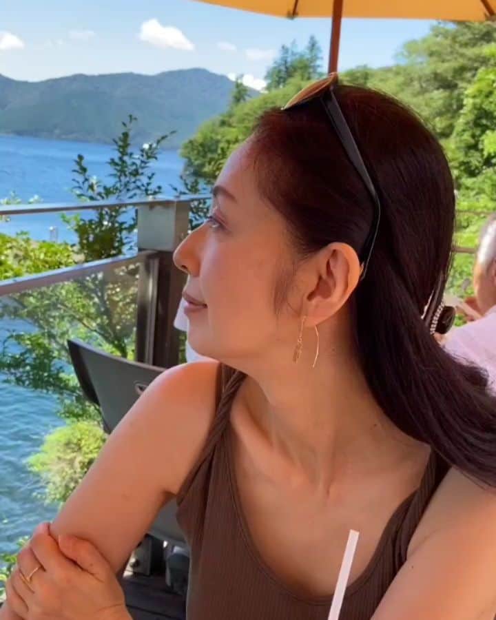 田村翔子のインスタグラム：「Enjoying a magnificent view of the lake Ashinoko.  #眺め#美しい#美しい景色 #爽やか#楽しい時間 #田村翔子#旅女 #旅スタグラム #旅人 #旅muse #ライフスタイル#湖#芦ノ湖#箱根 #hakone#アラフィフ#眺め#大人カジュアル #summerfashion #summeroutfit #summertime#scenery」
