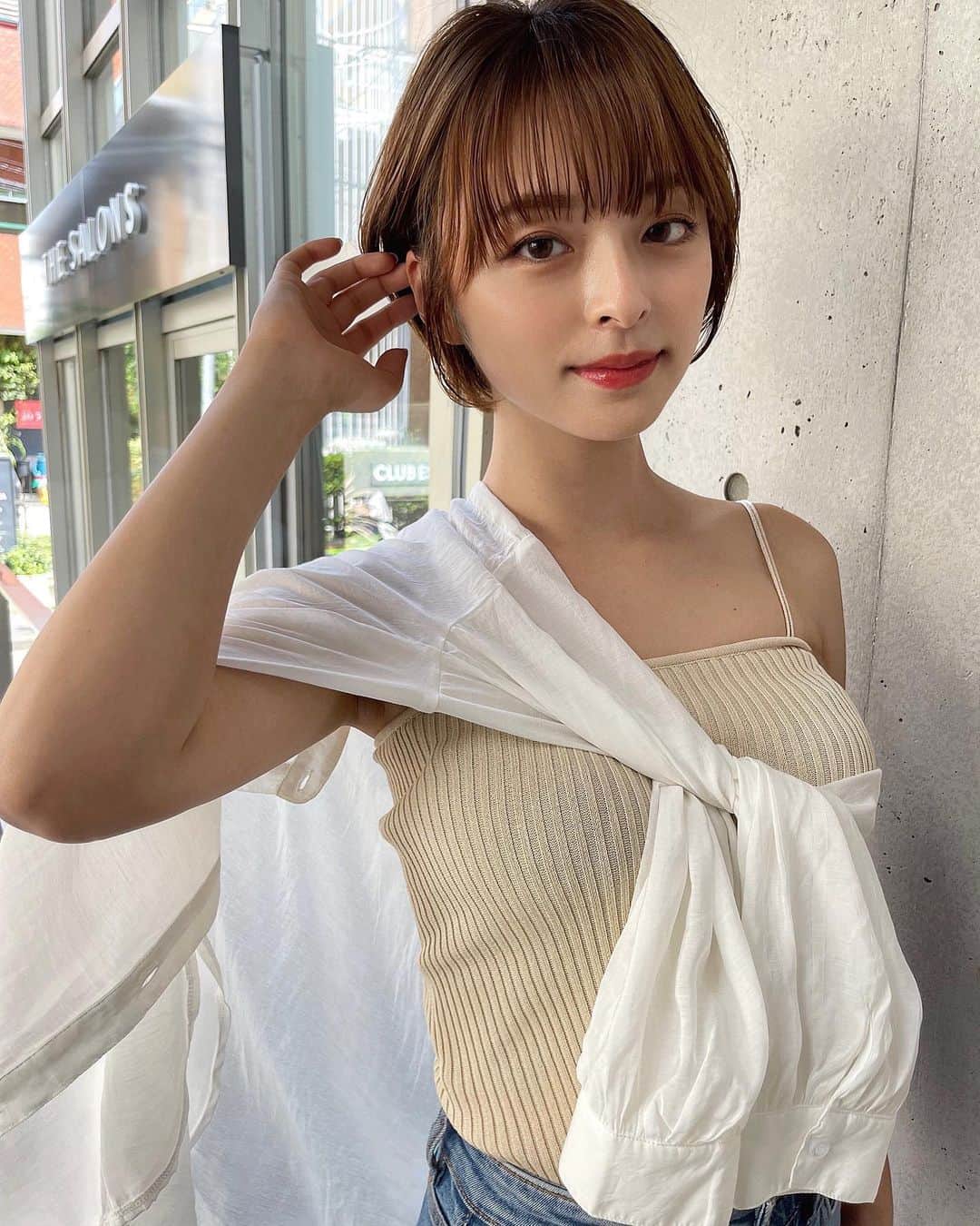 かおりのインスタグラム：「・ ・  衣装が夏っぽくて爽やかだった🌞  #爽やか　#ノースリーブ」