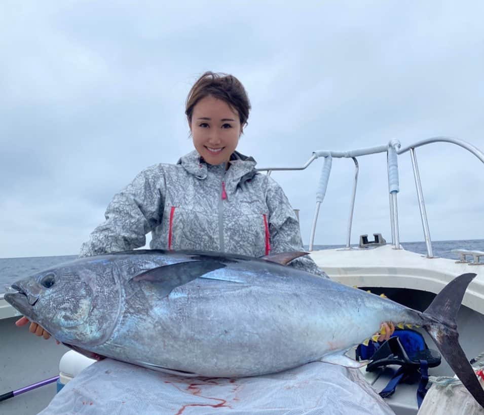 谷田圭（たにけい）さんのインスタグラム写真 - (谷田圭（たにけい）Instagram)「・ ・ ・ ・ 🌈２日目🌈 前日の嬉しさと興奮から 全然眠れなくて まぶたがピクピクピクピクピクピクピクピクピクピク 👀👀👀👀👀👀👀👀👀👀👀👀👀 ・ ・ ・ ・ ・ そのうちに目眩と吐き気がして まさかの船に乗る前から ゲロってしまいました💕☺️← ・ ・ ・ ・ ・ ・ ・  ・ ・ ・ ・ ・ ・ ・ 船で1時間だけ眠らせてもらって 体力回復❤️‍🩹ﾎｲﾐ❤️‍🩹 ・ ・ ・ ・ ・ ・ ・ そんな中 スーパーナブラ発見⚡️⚡️⚡️⚡️⚡️⚡️⚡️⚡️⚡️⚡️⚡️⚡️⚡️⚡️ ・ ・ ・ ・ ・ ・ ・ 1日目は、ナブラ見て おしっこチビりそうだった へなちょこの自分が 生意気にも 「絶対絶対絶対絶対絶対にとりたい」 って 怨念・呪怨レベルに強く願って ヒットした子は まさかの、前日越え、、、、、、、、 😭😭😭😭😭😭😭😭😭😭😭😭😭😭 ・ ・ ・ ・ ・ ・ ・ ・ 出来なかったナブラへ投げれたのと 自分がイメージしていた ポンピングが少し出来て ・ ・ ・ ・ ・ ・ 無我夢中すぎて記憶が曖昧だけど ・ ・ ・ ・ ・ 上がってきた魚の 真っ黒な目を見た時 めっちゃめっちゃ泣きました......😭💦 足も手も声も震えて、腰が抜けて。。笑 ・ ・ ・ ・ ・ ティッシュを持ってなくて 手で涙と鼻水ふいてたのに 握手してくれた船長🤝 一緒になって めちゃくちゃ喜んでくれて無線で 「女の子が獲ったどー‼︎‼︎‼︎」って...😭🎺 (女の子...👵笑) 一生の思い出を、ありがとうございました ‼️‼️‼️‼️‼️‼️‼️‼️‼️‼️‼️‼️‼️ ・ ・ ・ ・ ・ ・ ・ ・ ・ ・ ・ 7月の釣果です☺️🐟 #顔が逝ってる #顔が召してる #船長に鼻汁がついた気がする #キャスティング #クロマグロキャスティング #津軽海峡」8月7日 22時04分 - tanikei.fishing