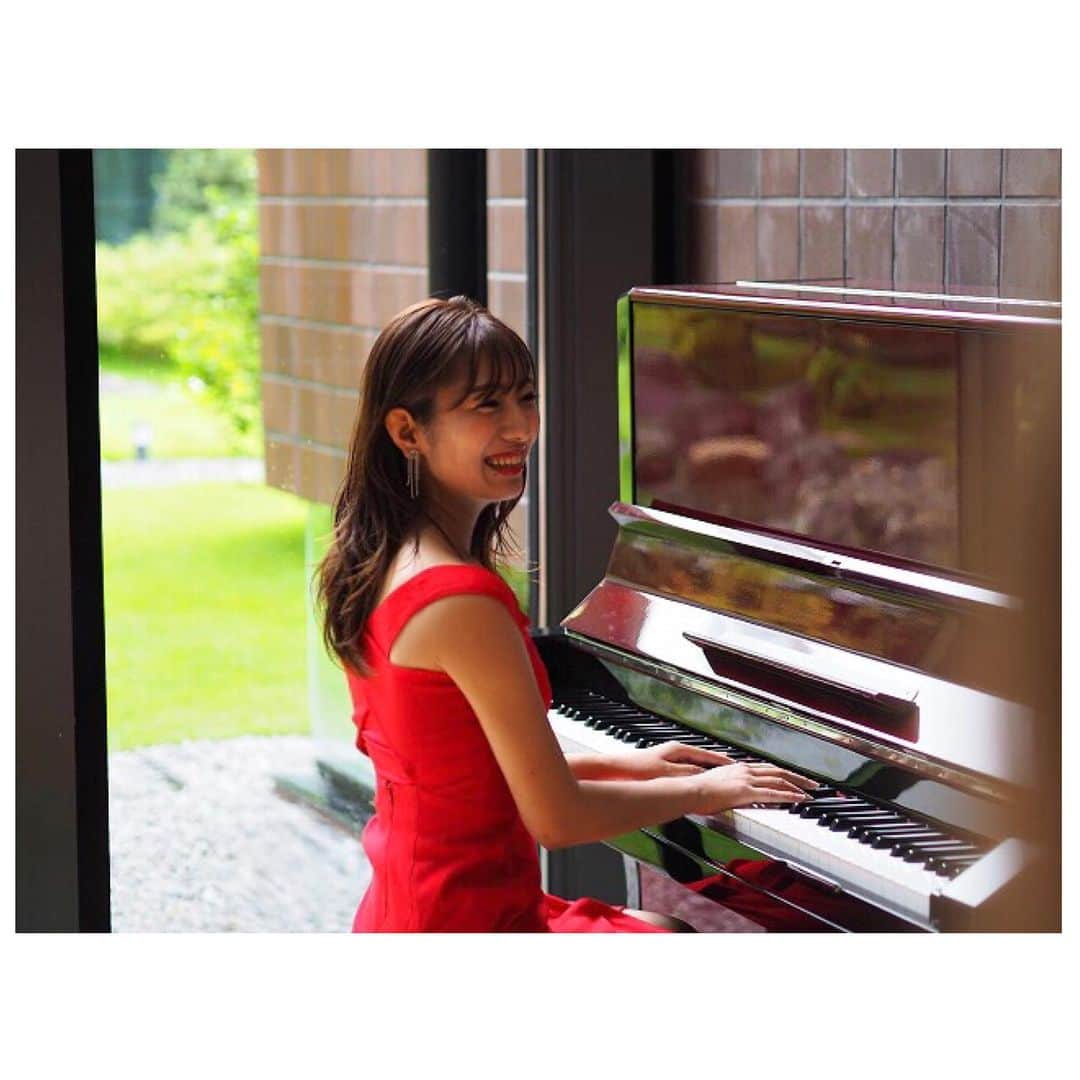 白戸ゆめのさんのインスタグラム写真 - (白戸ゆめのInstagram)「🎹 . #FLASH オフショット第6弾！ 本誌にも掲載されたピアノショットです🎶 . 私は幼稚園の頃から 8年くらいピアノを習っていました🧸 . カミングアウトします、、、 全くもって今は弾けません🙀！！！ 撮影中も弾いているのは #猫ふんじゃった と#スターウォーズ です🤣 . YouTubeではほんの少し私の演奏が 写っていますのでご査収くださいませ、、、笑 鍵盤を見る私の真剣な表情にも注目です🪐 . ただ、弾ける風。 雰囲気を醸し出すのは得意だと再認識しました🙋‍♀️🙋‍♀️ . 社屋にピアノ。珍しい光景ですよね #ナニコレ珍百景 ネタ投稿してみようかな🤔笑 . #週刊誌 #週刊flash #flash #フラッシュ #アナウンサー #撮影 #グラビア #初 #ポートレート #portrait #赤ドレス #dress #red #ピアノ #えせ #ピアニスト #ksb #新社屋 #雰囲気 #youtube #検索してね #白戸ゆめの #olympics #野球 #侍ジャパン #おめでとう」8月7日 22時23分 - yumeno.s_