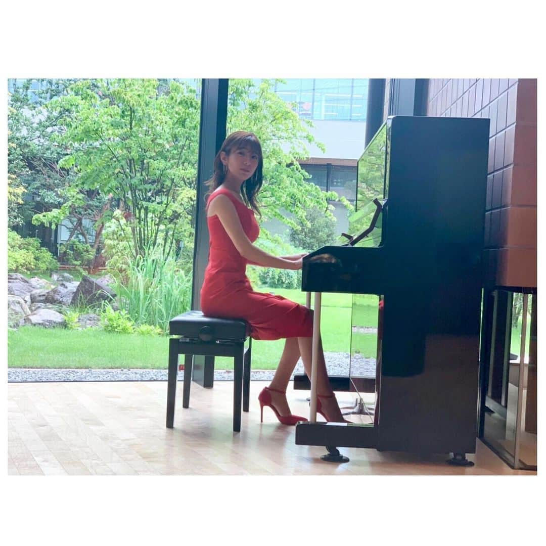 白戸ゆめのさんのインスタグラム写真 - (白戸ゆめのInstagram)「🎹 . #FLASH オフショット第6弾！ 本誌にも掲載されたピアノショットです🎶 . 私は幼稚園の頃から 8年くらいピアノを習っていました🧸 . カミングアウトします、、、 全くもって今は弾けません🙀！！！ 撮影中も弾いているのは #猫ふんじゃった と#スターウォーズ です🤣 . YouTubeではほんの少し私の演奏が 写っていますのでご査収くださいませ、、、笑 鍵盤を見る私の真剣な表情にも注目です🪐 . ただ、弾ける風。 雰囲気を醸し出すのは得意だと再認識しました🙋‍♀️🙋‍♀️ . 社屋にピアノ。珍しい光景ですよね #ナニコレ珍百景 ネタ投稿してみようかな🤔笑 . #週刊誌 #週刊flash #flash #フラッシュ #アナウンサー #撮影 #グラビア #初 #ポートレート #portrait #赤ドレス #dress #red #ピアノ #えせ #ピアニスト #ksb #新社屋 #雰囲気 #youtube #検索してね #白戸ゆめの #olympics #野球 #侍ジャパン #おめでとう」8月7日 22時23分 - yumeno.s_