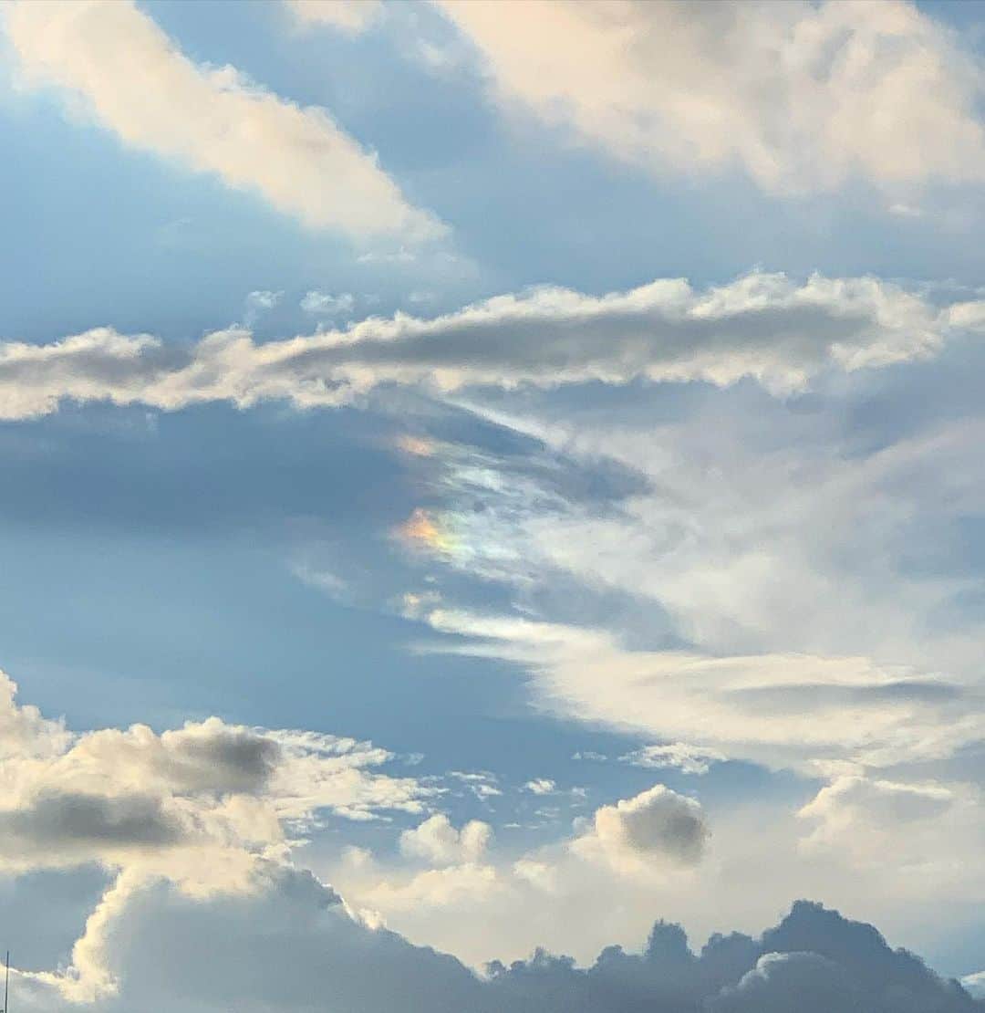山本美月さんのインスタグラム写真 - (山本美月Instagram)「こないだ見かけた彩雲？らしき雲。 幸せをおすそ分け。  原宿で空がすごい色になっていたので。 無加工でこんな色…すごい…」8月7日 22時26分 - mizuki_yamamoto_official
