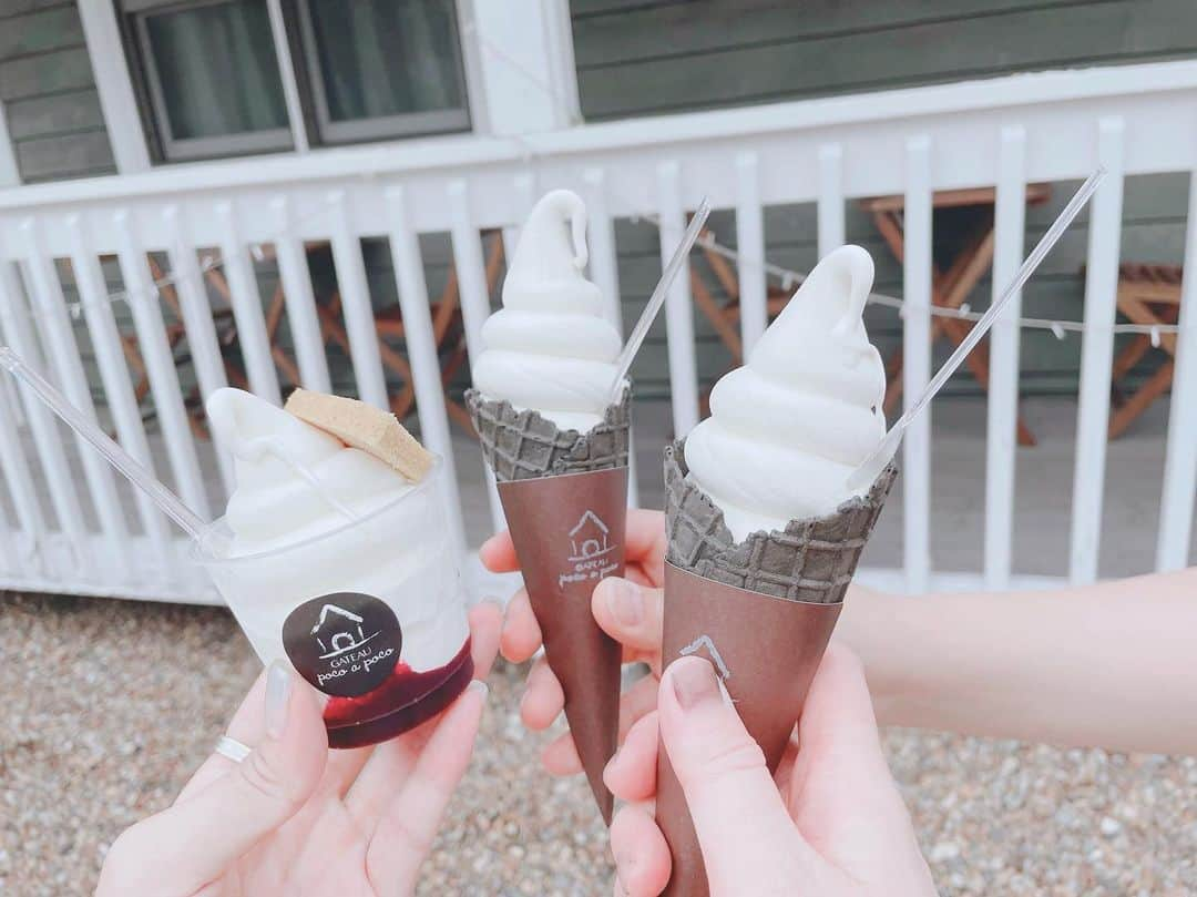 王林さんのインスタグラム写真 - (王林Instagram)「🍦💞  お仕事の合間に超特急で🕺 @gateaupocoapoco のアイスクリームずっとたべたかったの🤤 アイスクリームの機会がなんだかすごい機会ならしくてなんだかすごいおいしかった🤣 ソフトソフトソフトクリームってかんじ🧚💫 お外で食べられるところもあったり、店内にはブナコもあって青森感じるお洒落なところだったよ🌈 気になったら食べてみてください🥰  #青森 #青森アイス #青森ソフトクリーム #aomori #gateau #pocoapoco #ガトーポコアポコ」8月7日 22時27分 - ourin_ringoooo