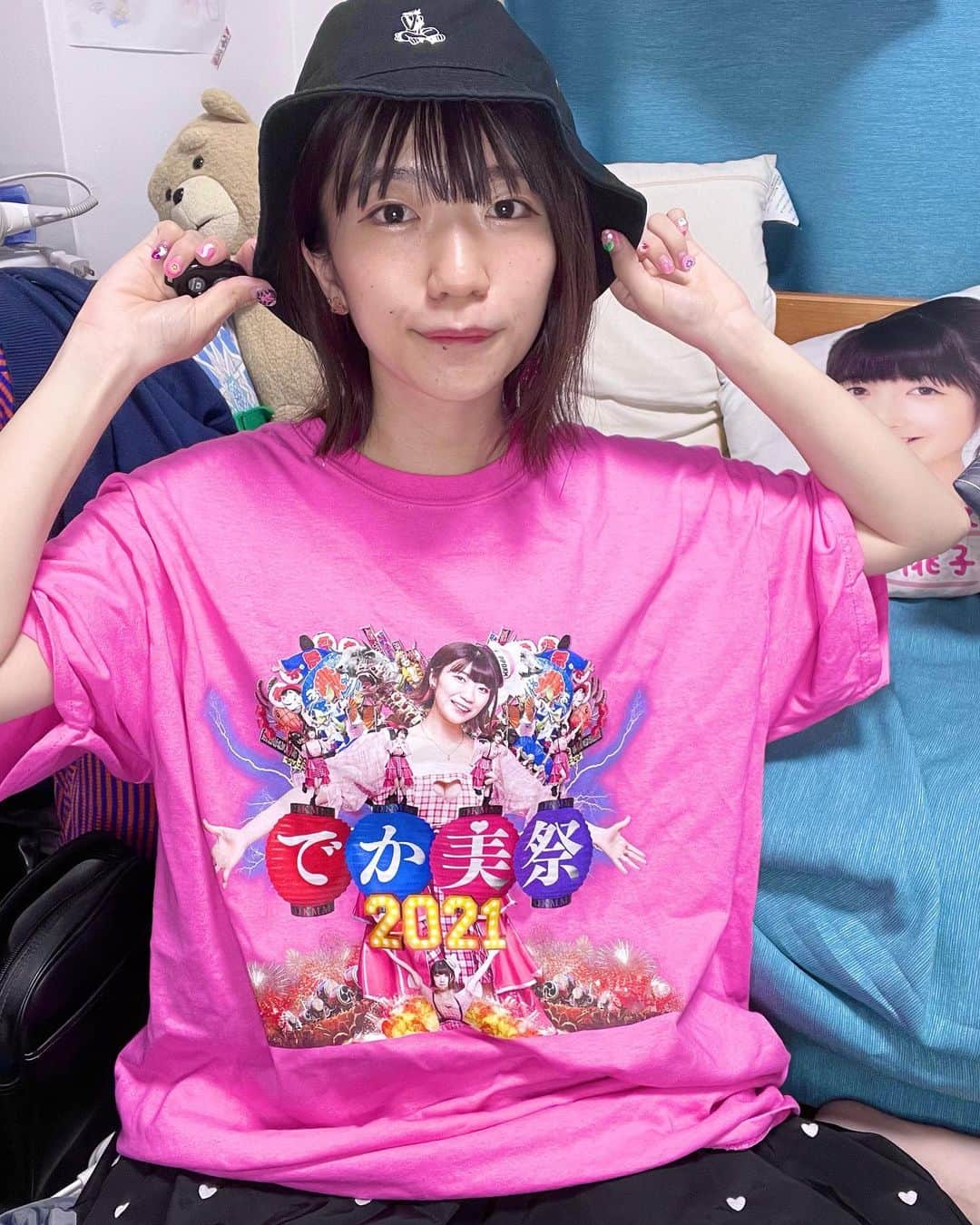 ぱいぱいでか美のインスタグラム：「自分の分のグッズだけもろた！いよいよ明日！ . グッズの出来が良いよ〜〜〜！！！！！ 現物見て噛み締めています！！！！！ いよいよ明日です！ ピンクのビジュアルTはニコ生のスタンプのリターンで ゲットできます✌🏻💗 他は普通に通販&会場販売がありますよ❣️ バケハ、誰にでも似合いやすい形だと思うー❣️ ポケTもめちゃくちゃいい😭 黒のビジュアルTは何か着てみたら古着っぽい良さ出てびっくりした。笑 予想外の良さまで出てきています❣️ ハッピーセットとか受注商品は 私もみんなと同じタイミングでもらえるので 現物お見せできなくてごめんね😭😭😭 さ！明日です！よろしくねー！ 早寝しなきゃ！ . #でか美祭 #ぱいぱいでか美 #グッズ #ポケT #バケハ #グラフィックT #諏訪さやか さんのイラスト！」