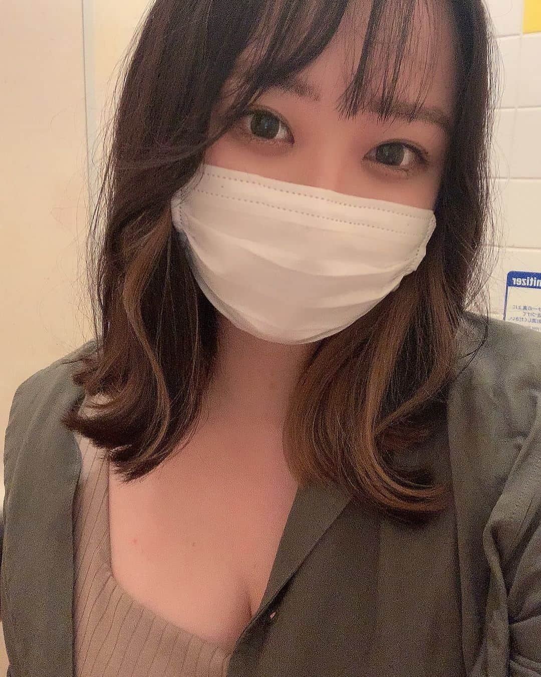 伊波まりやさんのインスタグラム写真 - (伊波まりやInstagram)「久しぶりに髪染めた♥️ . . new hair color💁✂ 오랜만에 머리염색했어요 😚 . . . #hairstyle  #haircolor  #머리염색 #머리스타일 #ヘアカラー  #インナーカラー  #グラドル自画撮り部 #グラビア #グラビアアイドル #グラドル #ビキニ #水着 #モノキニ #撮影会 #ポートレート #撮影 #セルカ #自撮り #selfie #followme #japanesegirl #셀카 #셀스타 #셀스타그램 #셀피 #셀피그램  #kawaii #sexy #bikini #비키니」8月7日 23時25分 - mariya_gram