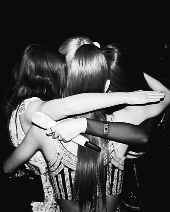 リサさんのインスタグラム写真 - (リサInstagram)「HAPPY 5TH ANNIVERSARY @blackpinkofficial 🎉  FIVE YEARS WITH BLACKPINK #BLACKPINK5thANNIVERSARY  #블랙핑크_오주년_블링크랑_오래오래  . . . #LISA #LALISA #리사 #블랙핑크 #BLACKPINK #LALISAMANOBAN #LALISAMANOBAL #blackpinklisa #lisablackpink #jisoo #jennie #rosé」8月7日 23時39分 - lisa.blackpink