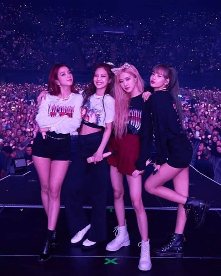 リサさんのインスタグラム写真 - (リサInstagram)「HAPPY 5TH ANNIVERSARY @blackpinkofficial 🎉  FIVE YEARS WITH BLACKPINK #BLACKPINK5thANNIVERSARY  #블랙핑크_오주년_블링크랑_오래오래  . . . #LISA #LALISA #리사 #블랙핑크 #BLACKPINK #LALISAMANOBAN #LALISAMANOBAL #blackpinklisa #lisablackpink #jisoo #jennie #rosé」8月7日 23時39分 - lisa.blackpink