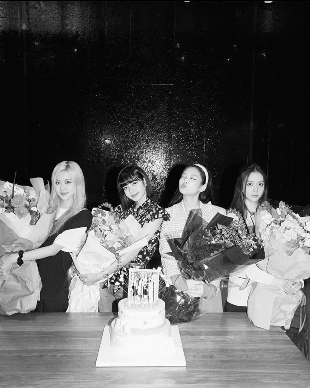 リサさんのインスタグラム写真 - (リサInstagram)「HAPPY 5TH ANNIVERSARY @blackpinkofficial 🎉  FIVE YEARS WITH BLACKPINK #BLACKPINK5thANNIVERSARY  #블랙핑크_오주년_블링크랑_오래오래  . . . #LISA #LALISA #리사 #블랙핑크 #BLACKPINK #LALISAMANOBAN #LALISAMANOBAL #blackpinklisa #lisablackpink #jisoo #jennie #rosé」8月7日 23時39分 - lisa.blackpink