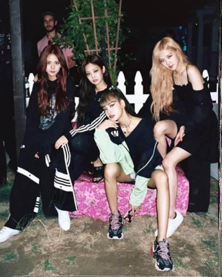 リサさんのインスタグラム写真 - (リサInstagram)「HAPPY 5TH ANNIVERSARY @blackpinkofficial 🎉  FIVE YEARS WITH BLACKPINK #BLACKPINK5thANNIVERSARY  #블랙핑크_오주년_블링크랑_오래오래  . . . #LISA #LALISA #리사 #블랙핑크 #BLACKPINK #LALISAMANOBAN #LALISAMANOBAL #blackpinklisa #lisablackpink #jisoo #jennie #rosé」8月7日 23時39分 - lisa.blackpink