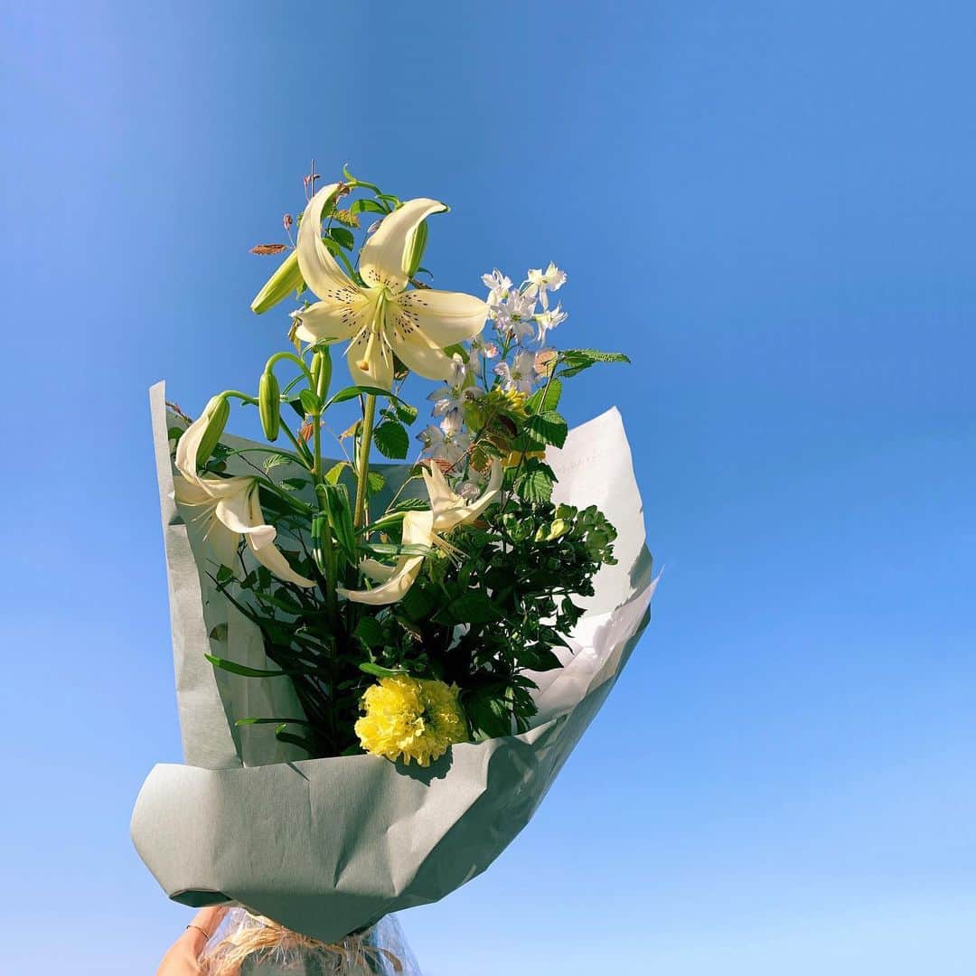 Sayakaのインスタグラム：「* 今日8月7日は花の日🌼 暑いから切り花が長持ちしない季節だけど、 やっぱりお花が好き🥰💐💕 . .  #flower #flowers #flowerlovers #floweroftheday #flowerstagram #sunflower #sayakasflower  #花のある暮らし #花のある生活 #花の日」