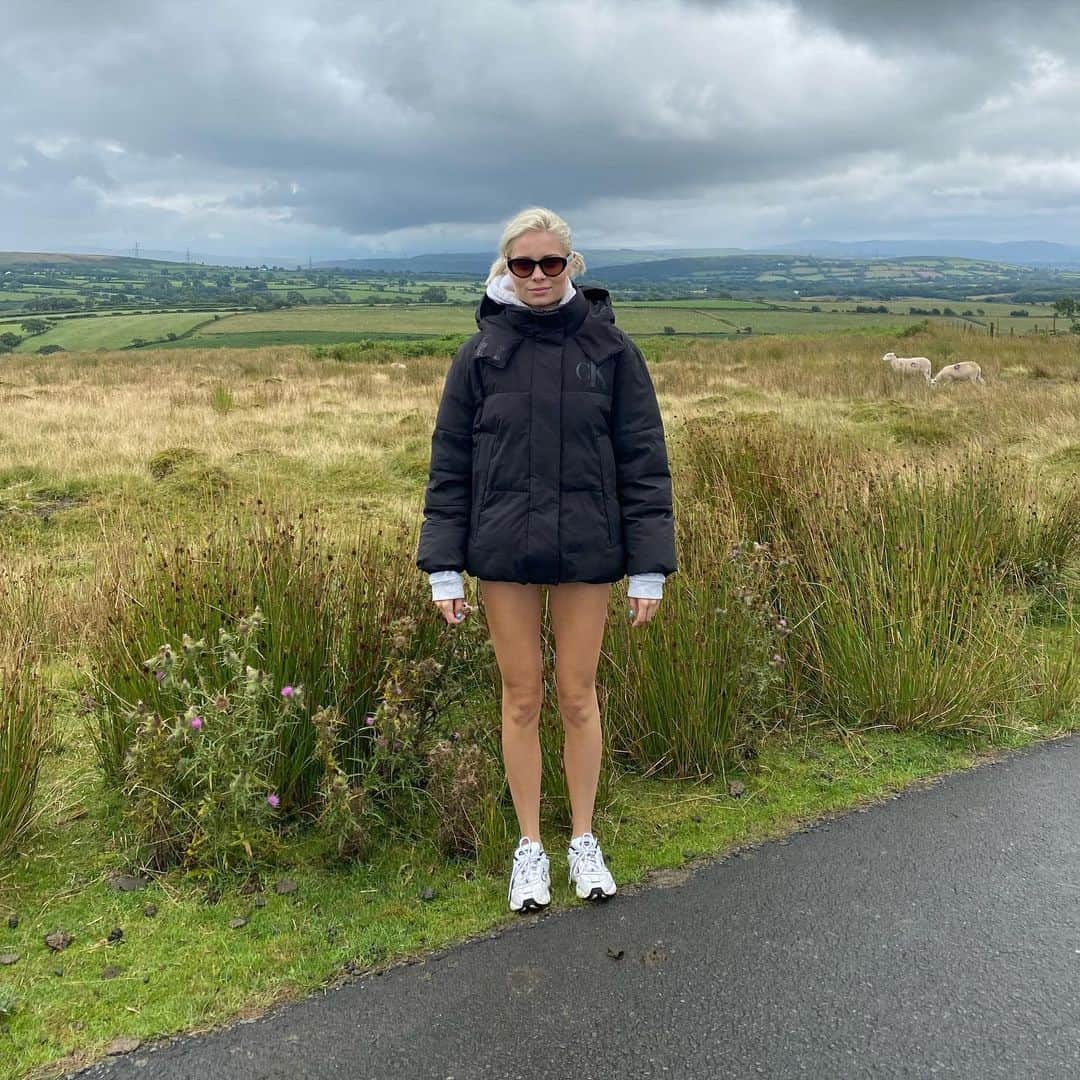 ニーナ・ネスビットのインスタグラム：「I love wales because you can walk home in your pants and not be arrested for it #scotgirlsummerontour」