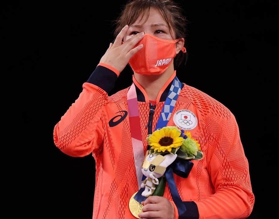 川井友香子さんのインスタグラム写真 - (川井友香子Instagram)「. 1年延期になった東京オリンピック、 金メダルを獲得する事できました🤼‍♀️🥇 大会関係者の方々やボランティアの皆様など、多くの方々のご理解やご協力があってオリンピックが開催された事、本当に感謝しています。 . ここにくるまで、苦しい事、悔しい事、辛い事の方が圧倒的に多かったけどそれも全てこの日の為にあったんだなと思いました😊 そして、どんな時も温かく、サポートしてくださった会社の方々、支えてくれた家族、熱心に指導してくださったコーチ、どんなに夜遅くなっても練習に付き合ってくれる後輩、いつも応援してくださる皆様のおかげで心強く、自信を持ってマットに上がる事ができました！🔥 初めて世界一になれたこと、 梨紗子と一緒に姉妹で金メダルを獲得できたこと、 本当に本当に嬉しいです🥇🤍 . 沢山の応援やメッセージ、 本当にありがとうございました🌞🐢‼︎」8月8日 0時24分 - yukako_kawai27