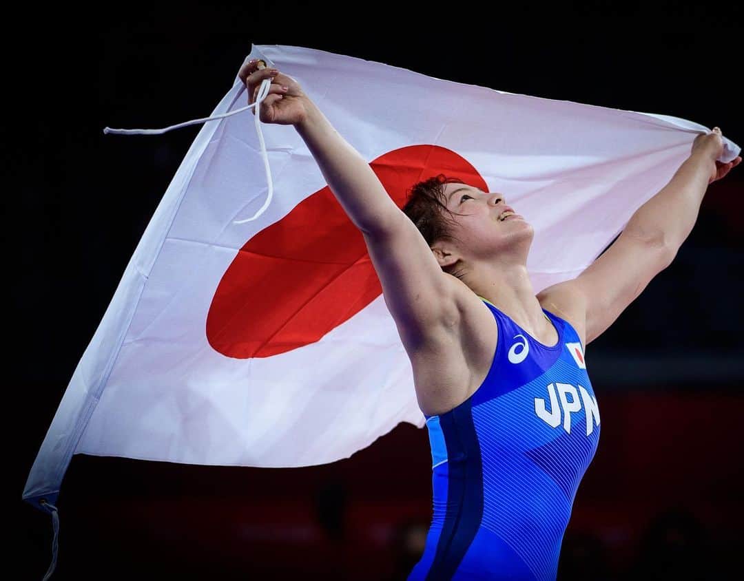 川井友香子さんのインスタグラム写真 - (川井友香子Instagram)「. 1年延期になった東京オリンピック、 金メダルを獲得する事できました🤼‍♀️🥇 大会関係者の方々やボランティアの皆様など、多くの方々のご理解やご協力があってオリンピックが開催された事、本当に感謝しています。 . ここにくるまで、苦しい事、悔しい事、辛い事の方が圧倒的に多かったけどそれも全てこの日の為にあったんだなと思いました😊 そして、どんな時も温かく、サポートしてくださった会社の方々、支えてくれた家族、熱心に指導してくださったコーチ、どんなに夜遅くなっても練習に付き合ってくれる後輩、いつも応援してくださる皆様のおかげで心強く、自信を持ってマットに上がる事ができました！🔥 初めて世界一になれたこと、 梨紗子と一緒に姉妹で金メダルを獲得できたこと、 本当に本当に嬉しいです🥇🤍 . 沢山の応援やメッセージ、 本当にありがとうございました🌞🐢‼︎」8月8日 0時24分 - yukako_kawai27