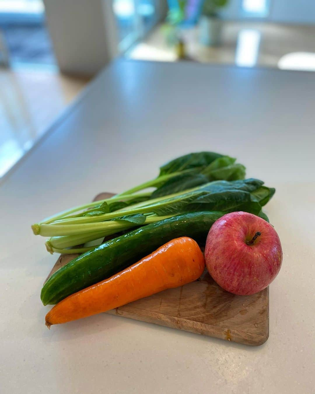 青山美郷さんのインスタグラム写真 - (青山美郷Instagram)「・ I started slow juice. I’ve been using this juicer from @huromjapan hurom200.  It’s really good quality.  When I start my morning off with this fresh juice, I feel the energy as it flows through my body.  I try to make juice with different vegetables and fruits everyday.  And I would recommend you to add lemon juice and an ice together!   And also I started to use this product called “安心やさい“ which is a powder of surf calm, I cleanse ingredients with this when I make my juice. It cleans up pesticides and pollution, it makes them much better quality.  I don’t feel good to have a chemical substance and gmo things but it is hard to arrange non-chemical with everything.  So this powder is now my essential item for aiming my better life. ・ スロージュース始めました🌿 @huromjapan さんのhurom200を購入。 とっても使いやすくて、味や口当たりも良くてこれにして本当よかった。  毎朝色々な食材で試しているんですが、一日の始まりにスロージュースを飲むと、身体の巡りが良くなる感覚があります。 絞ったレモンと氷を一つ入れると飲みやすくておすすめ。  そして、ジュースの主役であるお野菜と果物たちですが... 実は素敵なご縁があり、ホッキ貝の貝殻で作られたパウダー「安心やさい」を使用し始めました。 写真にあるように、水に野菜や果物と一緒に入れます。 汚染物質や農薬などを取ってくれたりその他にも様々な使い方があるんですが、これをするとしないとでは食材のクオリティが全く違うんです。  化学物質や遺伝子組み換えされたものを身体に入れるのは違和感がある。 だけど食材全てを無農薬で揃えるのもなかなか大変。  そんな中でも、"より豊かな暮らし"を目指す私にとって必需品なんです♡  しかも、環境を汚染することなく、排水管や河川を綺麗にしながら自然に還り、最終的に原料の貝殻成分へ戻るんだとか。  皆様も是非お試しくださいね。  #slowjuice#slowjuicer#スロージュース#スロージューサー#huromjuicer#hurom200」8月8日 11時25分 - aoyama_misato