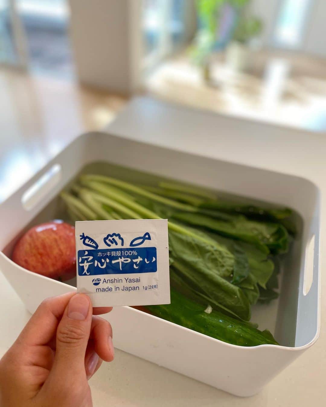 青山美郷さんのインスタグラム写真 - (青山美郷Instagram)「・ I started slow juice. I’ve been using this juicer from @huromjapan hurom200.  It’s really good quality.  When I start my morning off with this fresh juice, I feel the energy as it flows through my body.  I try to make juice with different vegetables and fruits everyday.  And I would recommend you to add lemon juice and an ice together!   And also I started to use this product called “安心やさい“ which is a powder of surf calm, I cleanse ingredients with this when I make my juice. It cleans up pesticides and pollution, it makes them much better quality.  I don’t feel good to have a chemical substance and gmo things but it is hard to arrange non-chemical with everything.  So this powder is now my essential item for aiming my better life. ・ スロージュース始めました🌿 @huromjapan さんのhurom200を購入。 とっても使いやすくて、味や口当たりも良くてこれにして本当よかった。  毎朝色々な食材で試しているんですが、一日の始まりにスロージュースを飲むと、身体の巡りが良くなる感覚があります。 絞ったレモンと氷を一つ入れると飲みやすくておすすめ。  そして、ジュースの主役であるお野菜と果物たちですが... 実は素敵なご縁があり、ホッキ貝の貝殻で作られたパウダー「安心やさい」を使用し始めました。 写真にあるように、水に野菜や果物と一緒に入れます。 汚染物質や農薬などを取ってくれたりその他にも様々な使い方があるんですが、これをするとしないとでは食材のクオリティが全く違うんです。  化学物質や遺伝子組み換えされたものを身体に入れるのは違和感がある。 だけど食材全てを無農薬で揃えるのもなかなか大変。  そんな中でも、"より豊かな暮らし"を目指す私にとって必需品なんです♡  しかも、環境を汚染することなく、排水管や河川を綺麗にしながら自然に還り、最終的に原料の貝殻成分へ戻るんだとか。  皆様も是非お試しくださいね。  #slowjuice#slowjuicer#スロージュース#スロージューサー#huromjuicer#hurom200」8月8日 11時25分 - aoyama_misato
