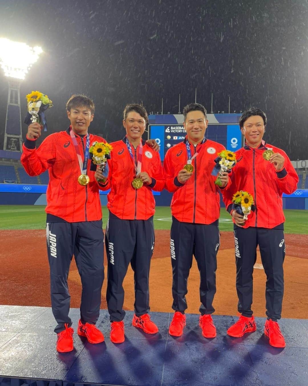 田中将大のインスタグラム：「チーム一丸となって獲ることが出来た金メダル🥇🙌⚾️  この大変な状況下で、本当に沢山の方々のサポートもあってこのような結果に繋がったと思います。 ありがとうございました！ 同級生の4人で撮った写真を載せておきます😊 #東京オリンピック2020 #侍ジャパン #88年世代」