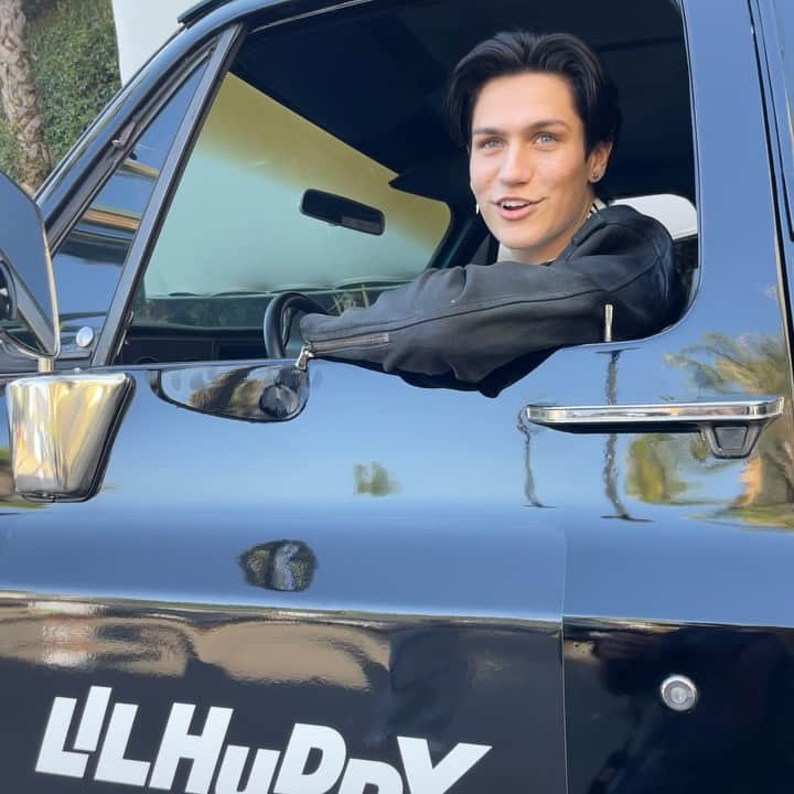 のインスタグラム：「/ moments before @lilhuddy first show 🥳」