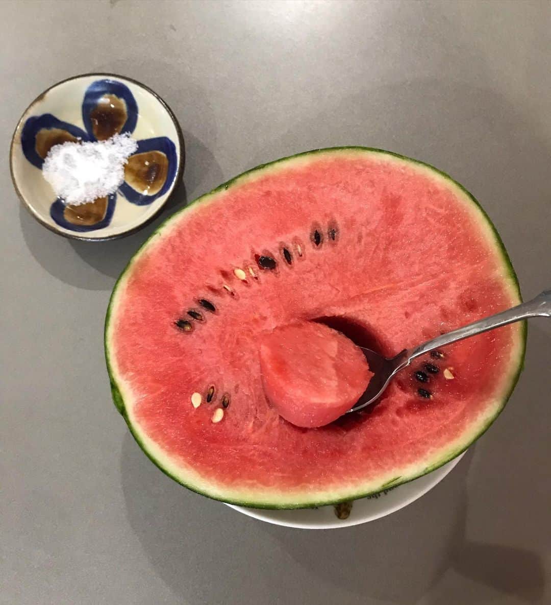 今井寿さんのインスタグラム写真 - (今井寿Instagram)「#🍉🍉 #塩 はサラサラしてない塩 #アジ●●は論外 #小玉すいか  #今井寿 #imaihisashi #bucktick #bt #peace #✌🏻 #🌈🌈🌈🌈🌈🌈🌈 #アブラカダブラ #ABRACADABRA #🔮🙏🏻 #御守り」8月8日 11時08分 - bucktick_imai