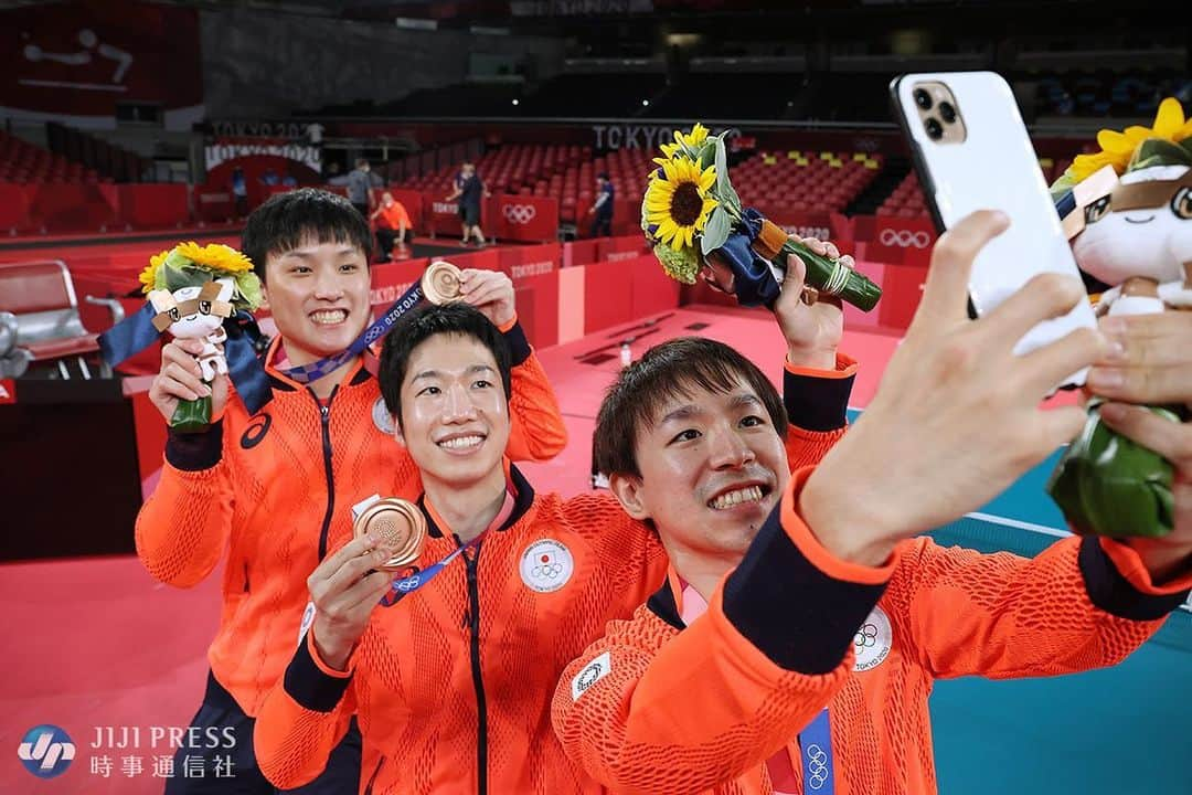 丹羽孝希さんのインスタグラム写真 - (丹羽孝希Instagram)「210806// Tokyo2020 Men's Team Medal Ceremony// Media Pics  . 📷 JIJI . #東京五輪 #Tokyo2020  #tabletennis #Pingpong #卓球  #niwakoki #kokiniwa #丹羽孝希  #UnitedByEmotion #FromTokyowithlove ❤️」8月8日 3時32分 - allforkokiniwa