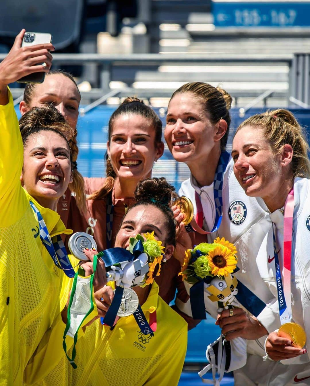 エイプリル・ロスさんのインスタグラム写真 - (エイプリル・ロスInstagram)「OLYMPIC CHAMPIONS🥇!!!!!!   Going in, it seemed like such a daunting challenge… because it is. We prepared and worked as hard as we could, but so did everyone else. Sports are uncertain, there are no guarantees. All you can do is work to foster a belief in yourself and your team, that you are capable of accomplishing your biggest dreams and then leave all you have on the court. It’s been a long, up and down road- blood, sweat, and tears; hundreds of thousands of miles flown and a few passport snaffus, but I wouldn’t change it for anything. So so so grateful it went our way and beyond happy with the result 🥇🙌🏼 but what makes me happier still is reflecting on our journey. So proud of how we stayed together and strong through it all. Proud of Alix and proud of us. And thankful for everyone else who invested in the journey with us, you guys made/make it SO much better! 🙌🏼🙏🏼❤️ #ATeam #TeamHugs  “The journey is better than the Inn.” - Cervantes #iykyk」8月8日 5時46分 - aprilrossbeach