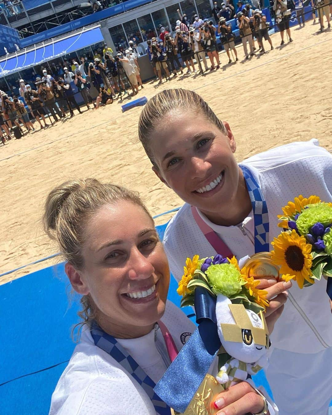 エイプリル・ロスさんのインスタグラム写真 - (エイプリル・ロスInstagram)「OLYMPIC CHAMPIONS🥇!!!!!!   Going in, it seemed like such a daunting challenge… because it is. We prepared and worked as hard as we could, but so did everyone else. Sports are uncertain, there are no guarantees. All you can do is work to foster a belief in yourself and your team, that you are capable of accomplishing your biggest dreams and then leave all you have on the court. It’s been a long, up and down road- blood, sweat, and tears; hundreds of thousands of miles flown and a few passport snaffus, but I wouldn’t change it for anything. So so so grateful it went our way and beyond happy with the result 🥇🙌🏼 but what makes me happier still is reflecting on our journey. So proud of how we stayed together and strong through it all. Proud of Alix and proud of us. And thankful for everyone else who invested in the journey with us, you guys made/make it SO much better! 🙌🏼🙏🏼❤️ #ATeam #TeamHugs  “The journey is better than the Inn.” - Cervantes #iykyk」8月8日 5時46分 - aprilrossbeach