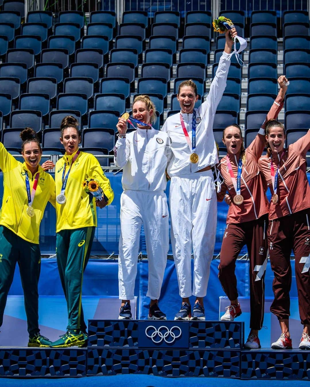 エイプリル・ロスさんのインスタグラム写真 - (エイプリル・ロスInstagram)「OLYMPIC CHAMPIONS🥇!!!!!!   Going in, it seemed like such a daunting challenge… because it is. We prepared and worked as hard as we could, but so did everyone else. Sports are uncertain, there are no guarantees. All you can do is work to foster a belief in yourself and your team, that you are capable of accomplishing your biggest dreams and then leave all you have on the court. It’s been a long, up and down road- blood, sweat, and tears; hundreds of thousands of miles flown and a few passport snaffus, but I wouldn’t change it for anything. So so so grateful it went our way and beyond happy with the result 🥇🙌🏼 but what makes me happier still is reflecting on our journey. So proud of how we stayed together and strong through it all. Proud of Alix and proud of us. And thankful for everyone else who invested in the journey with us, you guys made/make it SO much better! 🙌🏼🙏🏼❤️ #ATeam #TeamHugs  “The journey is better than the Inn.” - Cervantes #iykyk」8月8日 5時46分 - aprilrossbeach