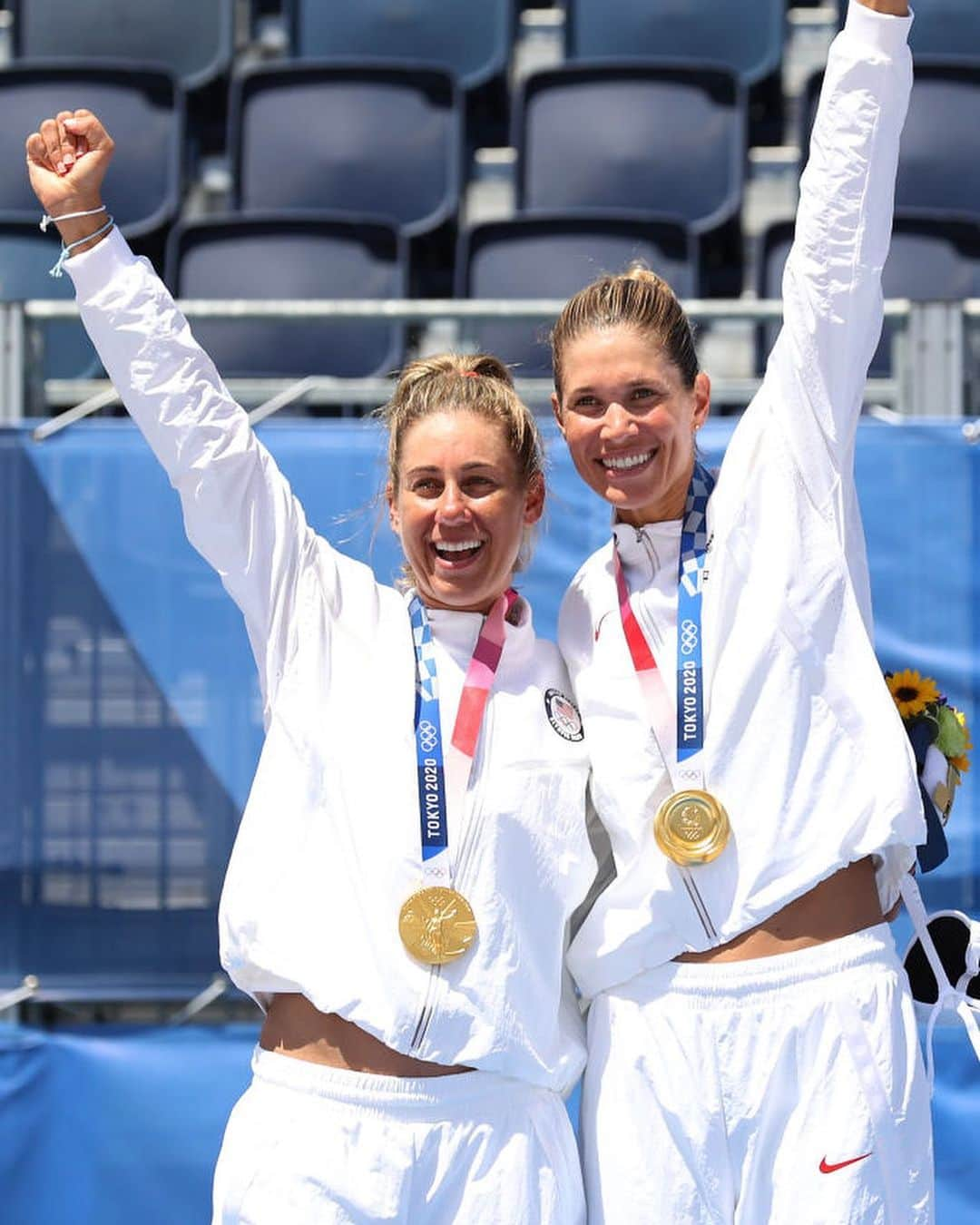 エイプリル・ロスのインスタグラム：「OLYMPIC CHAMPIONS🥇!!!!!!   Going in, it seemed like such a daunting challenge… because it is. We prepared and worked as hard as we could, but so did everyone else. Sports are uncertain, there are no guarantees. All you can do is work to foster a belief in yourself and your team, that you are capable of accomplishing your biggest dreams and then leave all you have on the court. It’s been a long, up and down road- blood, sweat, and tears; hundreds of thousands of miles flown and a few passport snaffus, but I wouldn’t change it for anything. So so so grateful it went our way and beyond happy with the result 🥇🙌🏼 but what makes me happier still is reflecting on our journey. So proud of how we stayed together and strong through it all. Proud of Alix and proud of us. And thankful for everyone else who invested in the journey with us, you guys made/make it SO much better! 🙌🏼🙏🏼❤️ #ATeam #TeamHugs  “The journey is better than the Inn.” - Cervantes #iykyk」