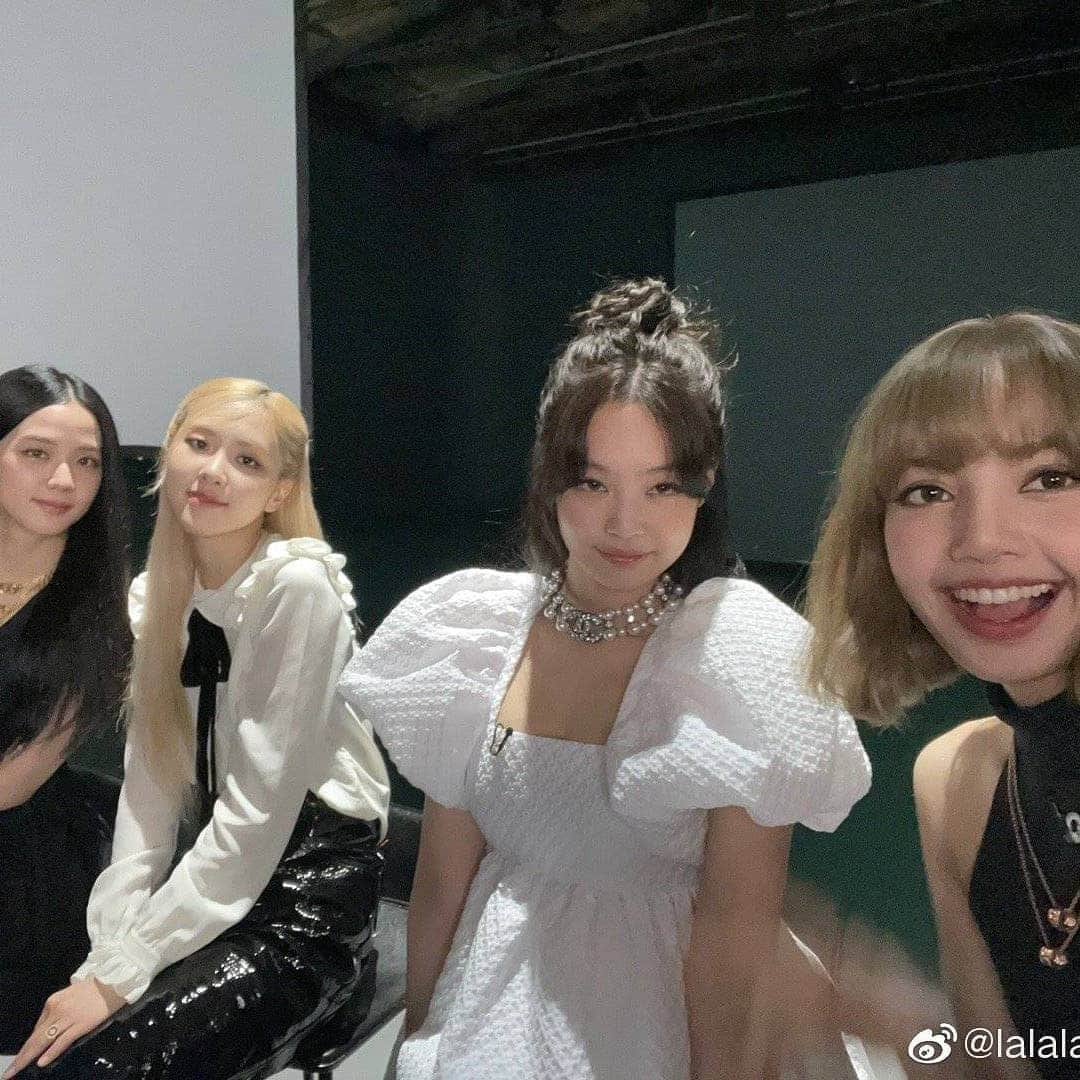 リサさんのインスタグラム写真 - (リサInstagram)「[ Weibo ] ~ lalalalisa_m "5 year anniversary with BLACKPINK🖤 BLINK! 谢谢你们5年来一直在身边为我们加油爱着我们！很爱很想念大家！ ​​" . . . #LISA #LALISA #리사 #블랙핑크 #BLACKPINK #LALISAMANOBAN #LALISAMANOBAL #blackpinklisa #lisablackpink」8月8日 7時21分 - lisa.blackpink