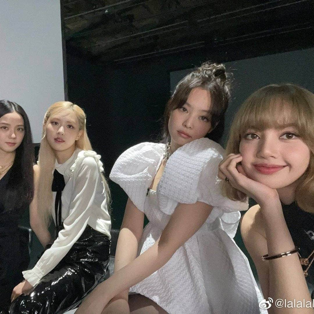 リサさんのインスタグラム写真 - (リサInstagram)「[ Weibo ] ~ lalalalisa_m "5 year anniversary with BLACKPINK🖤 BLINK! 谢谢你们5年来一直在身边为我们加油爱着我们！很爱很想念大家！ ​​" . . . #LISA #LALISA #리사 #블랙핑크 #BLACKPINK #LALISAMANOBAN #LALISAMANOBAL #blackpinklisa #lisablackpink」8月8日 7時21分 - lisa.blackpink