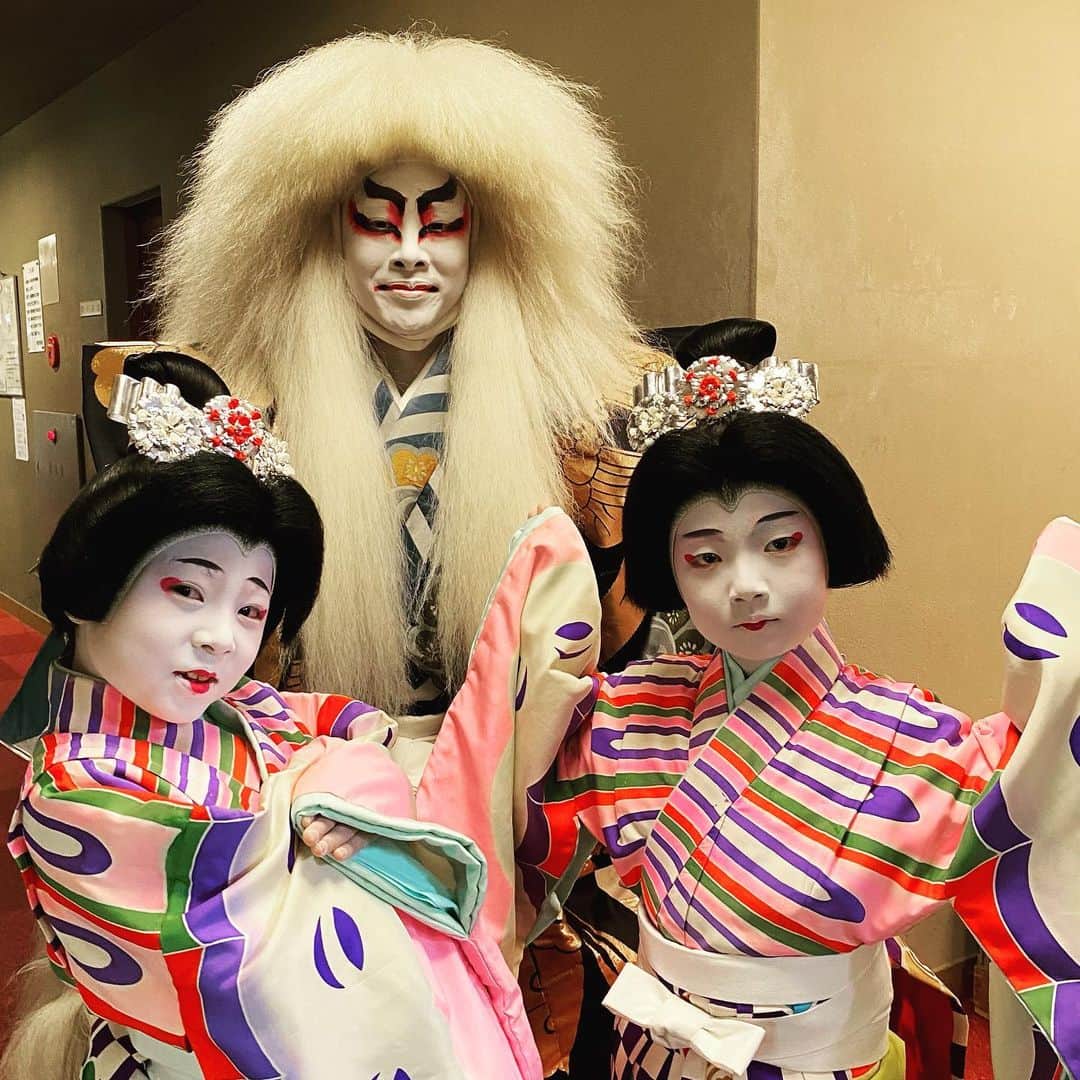 坂東亀三郎さんのインスタグラム写真 - (坂東亀三郎Instagram)「⁡ 藤間ご宗家・ご一門の方々、菊之助さん・種之助さんを初め本当に多くの方にご指導頂き、5月の歌舞伎座『五月大歌舞伎』から始まった「2021年 胡蝶の旅」が昨夜の中村種之助『踊りの会』で無事に終わりました！ ⁡ ⁡ ありがとうございました！！！ 此処が終わりではなく、新たな始まり。 再び勤められるように、今日からまた親子で精進します。  ⁡ ⁡ そして、亀三郎は九月の歌舞伎座「九月大歌舞伎」にも出演致します。 そろそろ稽古を始めますが、先ずは暫し夏休みを楽しみます！ ⁡ ⁡ #康詞 #藤間康詞 #種之助 #中村種之助 #播磨屋 #春興鏡獅子 #胡蝶の精 #歌舞伎 #音羽屋 #歌舞伎役者 #亀三郎 #坂東亀三郎 #六代目 #彦三郎 #坂東彦三郎 #九代目 #otowayabando #親バカ部 #倅マン コメントはお気軽に📝 ランダムに返信しまっせ✍️ ⁡ ⁡ 五月の初日が3日から12日に延びたのが兎に角、残念！ ⁡ 丑亀胡蝶情報は秋頃に！」8月8日 7時18分 - otowayabando