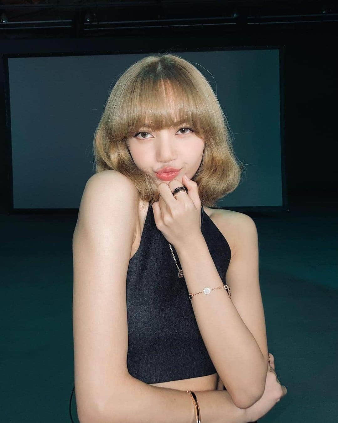 リサさんのインスタグラム写真 - (リサInstagram)「Babe really spam us with her blonde pictures now. 👉👈🥺🥺 Cos she's now hiding her new color. 😭🤣 . . . #LISA #LALISA #리사 #블랙핑크 #BLACKPINK #LALISAMANOBAN #LALISAMANOBAL #blackpinklisa #lisablackpink」8月8日 7時23分 - lisa.blackpink