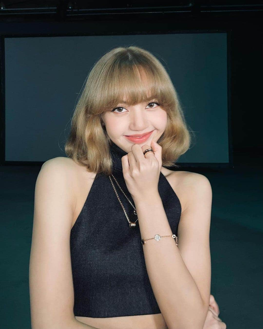 リサさんのインスタグラム写真 - (リサInstagram)「Babe really spam us with her blonde pictures now. 👉👈🥺🥺 Cos she's now hiding her new color. 😭🤣 . . . #LISA #LALISA #리사 #블랙핑크 #BLACKPINK #LALISAMANOBAN #LALISAMANOBAL #blackpinklisa #lisablackpink」8月8日 7時23分 - lisa.blackpink