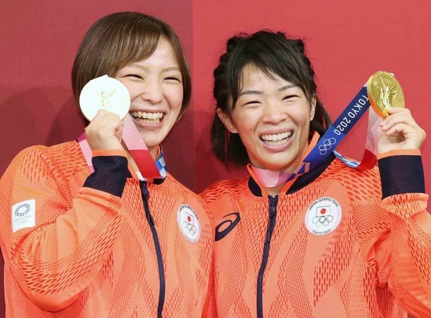 川井梨紗子さんのインスタグラム写真 - (川井梨紗子Instagram)「. 2020東京オリンピック🥇🥇 姉妹で優勝、私個人としては2連覇することができました。 大会開催に関係して下さった皆様に、心から感謝しています。オリンピックの舞台を用意して下さり、本当にありがとうございました。そのおかげで金メダルを取る事ができました。 今まで生きてきた中で1番幸せな日です。 . 前回のリオオリンピックとは違う無観客試合でしたが、自国開催ということで、ボランティアの方やスタッフの方の心遣い、応援を感じる事が格別に多かった気がします。 私が想像していたよりも、遥かに多くの方の協力のもとに大会が成り立っていることにも気づき、改めて、たくさんの方に支えられているのだと実感する事ができました。 本当にありがとうございました。 . この舞台に立つ為の5年間、苦しい事も嬉しい事も両方ありましたが、思い出すのは苦しかった事ばかりです。 それでもここまで来る事ができたのは、家族、友人、コーチの方々、会社、先輩、後輩、応援して下さる方の支えのおかげです。 そして、何度も折れそうになりながらも周りに支えられ、耐え抜いた自分自身の事も今回は褒めたいと思います。あの時、辞めずに踏ん張ってよかった。 この大会期間中、思う事が本当にたくさんあったので、時間をかけてゆっくり振り返っていきたいと思います。 . たくさんの応援、本当にありがとうございました！！ . 2021.8.3〜5.」8月8日 7時29分 - risako_kawai