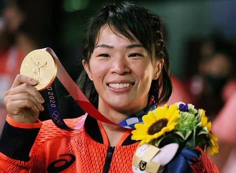 川井梨紗子のインスタグラム：「. 2020東京オリンピック🥇🥇 姉妹で優勝、私個人としては2連覇することができました。 大会開催に関係して下さった皆様に、心から感謝しています。オリンピックの舞台を用意して下さり、本当にありがとうございました。そのおかげで金メダルを取る事ができました。 今まで生きてきた中で1番幸せな日です。 . 前回のリオオリンピックとは違う無観客試合でしたが、自国開催ということで、ボランティアの方やスタッフの方の心遣い、応援を感じる事が格別に多かった気がします。 私が想像していたよりも、遥かに多くの方の協力のもとに大会が成り立っていることにも気づき、改めて、たくさんの方に支えられているのだと実感する事ができました。 本当にありがとうございました。 . この舞台に立つ為の5年間、苦しい事も嬉しい事も両方ありましたが、思い出すのは苦しかった事ばかりです。 それでもここまで来る事ができたのは、家族、友人、コーチの方々、会社、先輩、後輩、応援して下さる方の支えのおかげです。 そして、何度も折れそうになりながらも周りに支えられ、耐え抜いた自分自身の事も今回は褒めたいと思います。あの時、辞めずに踏ん張ってよかった。 この大会期間中、思う事が本当にたくさんあったので、時間をかけてゆっくり振り返っていきたいと思います。 . たくさんの応援、本当にありがとうございました！！ . 2021.8.3〜5.」