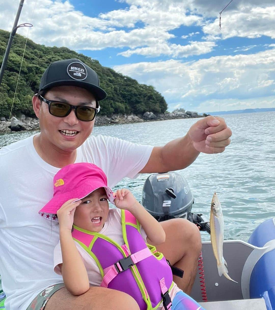 攝津正さんのインスタグラム写真 - (攝津正Instagram)「. . eちゃん初のボートで釣り🎣  今までは怖がって行かなかったのに、いきなり行きたい！と。  すぐに怖がって戻ると予想を覆し、こんな顔してますが楽しんでました！笑  . . #キス釣り #ボート釣り #ファミリーフィッシング #eちゃん #かわeちゃん #釣りガール #釣れたよ #ライジャケ必須 俺は見えてないけど腰に巻いてます#海は危険 #夏休み #アウトドア」8月8日 8時22分 - tadashi_settsu