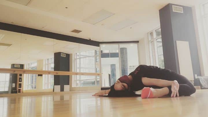 鈴木みほのインスタグラム：「Floor swimming. 🐟🐠🐡 Finally, after 15 months or so, this studio reopened for a small number of people to use. I slowly started to move my rusty body again.  床水泳。🏊🏊‍♀️🏊‍♂️ 15ヶ月ぶりくらいだろうか、コロナ禍で、長らく閉まっていた共有スペースのダンススタジオが少人数にかぎり解放された。 またゆっくり身体を動かしはじめた。  T shirts =@devillesworkshop」