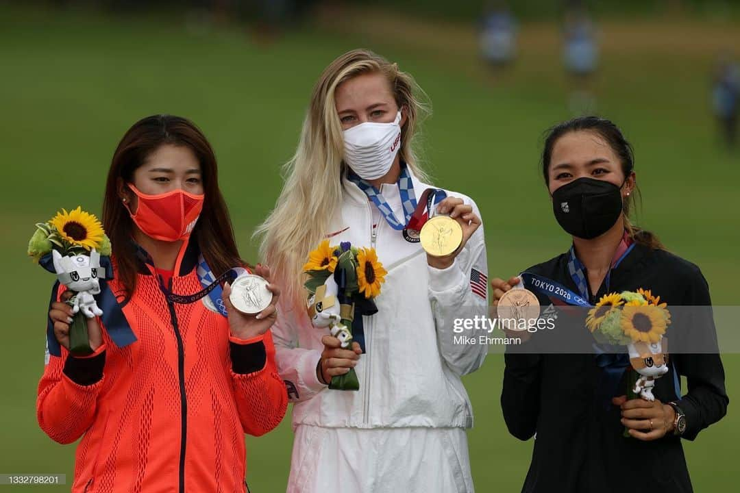 稲見萌寧さんのインスタグラム写真 - (稲見萌寧Instagram)「2020+1 東京オリンピック  銀メダル🥈を取ることができました。  ゴルフ競技初のメダルを獲得でき、とても光栄に思っています❤️  現地で沢山の応援をして頂いたボランティアの皆様、テレビの前で応援してくださった皆様、皆様の応援でたくさんの元気をもらいました💕  なので私の今週の目標は、皆様に元気やゴルフの楽しさ、これからプロになるジュニアの子供たちに夢を与えられるようなプレーをすることでした。。  少しでも皆様のお力になれたかなぁ？と思っております❤️  今までずっと、サポートしてくださったスポンサー様や関係者の皆様、ありがとうございます😭少しでも結果で恩返しできてるように、これからも精進して行きますので、よろしくお願いします🥺  来週のJLPGAツアー、軽井沢からしっかりと出場させて頂きますので、有観客試合なのでぜひ、皆様、足を運んで応援して頂けると嬉しいです😆  これからも応援よろしくお願いします🥺  #オリンピック#2020#メダル#メダリスト#ゴルフ#ゴルフ女子＃日本代表#日の丸ネイル#五輪ネイル#女子プロゴルファー」8月8日 9時24分 - mone173.golf