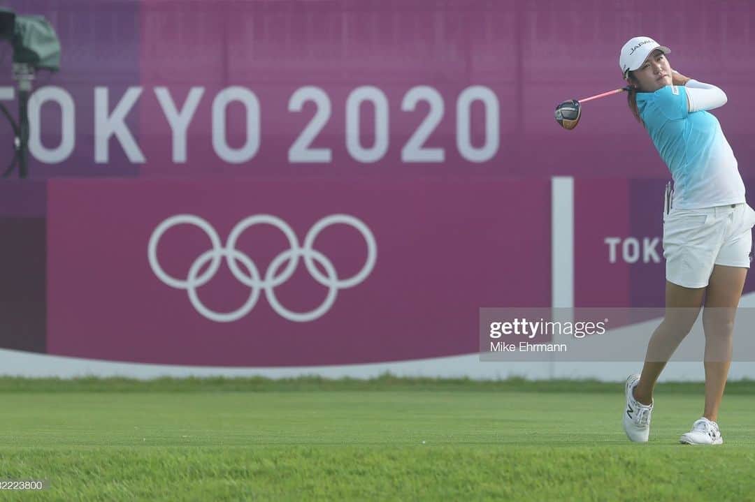 稲見萌寧さんのインスタグラム写真 - (稲見萌寧Instagram)「2020+1 東京オリンピック  銀メダル🥈を取ることができました。  ゴルフ競技初のメダルを獲得でき、とても光栄に思っています❤️  現地で沢山の応援をして頂いたボランティアの皆様、テレビの前で応援してくださった皆様、皆様の応援でたくさんの元気をもらいました💕  なので私の今週の目標は、皆様に元気やゴルフの楽しさ、これからプロになるジュニアの子供たちに夢を与えられるようなプレーをすることでした。。  少しでも皆様のお力になれたかなぁ？と思っております❤️  今までずっと、サポートしてくださったスポンサー様や関係者の皆様、ありがとうございます😭少しでも結果で恩返しできてるように、これからも精進して行きますので、よろしくお願いします🥺  来週のJLPGAツアー、軽井沢からしっかりと出場させて頂きますので、有観客試合なのでぜひ、皆様、足を運んで応援して頂けると嬉しいです😆  これからも応援よろしくお願いします🥺  #オリンピック#2020#メダル#メダリスト#ゴルフ#ゴルフ女子＃日本代表#日の丸ネイル#五輪ネイル#女子プロゴルファー」8月8日 9時24分 - mone173.golf