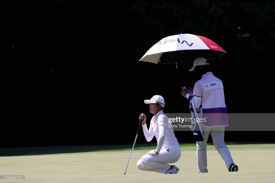 稲見萌寧さんのインスタグラム写真 - (稲見萌寧Instagram)「2020+1 東京オリンピック  銀メダル🥈を取ることができました。  ゴルフ競技初のメダルを獲得でき、とても光栄に思っています❤️  現地で沢山の応援をして頂いたボランティアの皆様、テレビの前で応援してくださった皆様、皆様の応援でたくさんの元気をもらいました💕  なので私の今週の目標は、皆様に元気やゴルフの楽しさ、これからプロになるジュニアの子供たちに夢を与えられるようなプレーをすることでした。。  少しでも皆様のお力になれたかなぁ？と思っております❤️  今までずっと、サポートしてくださったスポンサー様や関係者の皆様、ありがとうございます😭少しでも結果で恩返しできてるように、これからも精進して行きますので、よろしくお願いします🥺  来週のJLPGAツアー、軽井沢からしっかりと出場させて頂きますので、有観客試合なのでぜひ、皆様、足を運んで応援して頂けると嬉しいです😆  これからも応援よろしくお願いします🥺  #オリンピック#2020#メダル#メダリスト#ゴルフ#ゴルフ女子＃日本代表#日の丸ネイル#五輪ネイル#女子プロゴルファー」8月8日 9時24分 - mone173.golf