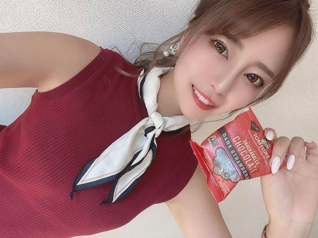 福井柑奈さんのインスタグラム写真 - (福井柑奈Instagram)「初ヴィーガン🧘🏻‍♀️💗  トム＆ルークのチョコレートボール🍫( @tom_and_luke_jp ) 砂糖不使用、デーツの甘さをいかしてナッツとカカオを加えたチョコレートボールです🥜 グルテンフリー🔥初のヴィーガンデビューーー㊗️(動物性食品不使用)  通販のほかに、一部のセブンイレブンや成城石井をはじめとするスーパーでも買えるらしいよん♡  カロリー低いのに栄養満点でダイエット中にぴったりの 美味しいチョコレートでした☺️✌︎ 慣れたら食べれば食べるほど美味しい！！  #tomandluke #トムアンドルーク #ヴィーガン #チョコレート #ヴィーガンスイーツ #砂糖不使用 #栄養満点 #チョコレートボール #グルテンフリー #動物性不使用 #成城石井 #美味しい #スイーツ #ダイエット #痩せる #ベジタリアン #お菓子 #フォロワー募集中 #コメント大歓迎 #diet #vegan #veganfood #sweets #instagood #instfood #foodie #japan #love #selfie」8月8日 9時33分 - kanna_fukui