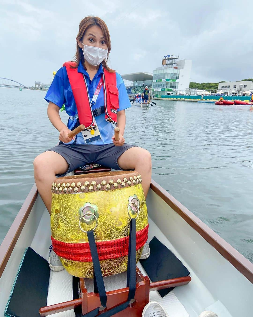 DJ Cellyさんのインスタグラム写真 - (DJ CellyInstagram)「オリンピック🚣‍♀️ 海の森水上競技場でRowingとCanoe Sprintの音楽を担当していて、全ての競技が終わりました🏅  音楽が小さい頃から大好きで、趣味が少しずつ仕事になって、オリンピックまで行けたよ！！  とにかくみんなに感謝したい。  こんな素敵な一生に一度の機会をくれた 要さん @dj_kaname28 隼人さん @hayato_minami_  本当にありがとうございました🙇‍♀️ 自分たちも現場があるのに、色々な相談にもすぐに対応してくれて、本当に助かりました。 選曲の相談や愚痴も聞いてくれたオバチャン @overheadchampion 、　ジョンさん @tjo_dj U5さん @dju5 本当にありがとうございました🙇‍♀️🙇‍♀️強い味方すぎて感謝しかないです。  初めての現場、しかもオリンピックという大舞台で、スタッフもほぼ外国人という環境で毎日不安や緊張があったけど、やり遂げられたのは本当に皆様のお陰です。  何よりチームにも恵まれて、ボスのセバスチャンは本当に優しかったし、アナウンサーのなほさん @naho_usa もいつも通訳してくれて😭(何よりまじで仲良くなれて親友1人増えて嬉しい！) ミスしても「そういうことがあるから現場は面白いんですよ！」と笑い飛ばしてくれたジェフさんも、ボート沢山案内してくれた安井さんも、ちょっとドジで面白かったグーフィーも…書きたいことは沢山あるけど、 とにかくこのチームで本当に良かった😭 (配属決めた人、誰かわかんないけどまじで感謝！)  始まる前に不安すぎてもう行きたくないと泣き喚いた私に、 「終わったら絶対やって良かったって思うから、修行してこい」と送り出してくれた姉と甥っ子 @lisa__fluffy  期間中も沢山遊んでくれて、リフレッシュしつつ仕事が出来たし、何より元気が出ました。本当にやって良かったって思ったよ、ありがとう姉よ。 遊んでくれた皆様も、頑張ってと声をかけてくれて本当にありがとう。最後までがんばれました。  最後…？  ……また8月後半から次はパラリンピックです。  しばし休憩して、色々仕込みもして今回より良く出来る様に頑張ります！！  皆さま、またよろしくお願い致します😭😭😭😭😭😭！！！！  #tokyo2020 #tokyo2020olympics #olympics2020 #sportsdj #dj #djlife #djingismylife #djing #olympicsdj #東京2020 #東京2020オリンピック #rowing #rowingolympics #canoesprint #ボート #カヌースプリント #canoesprint」8月8日 9時50分 - celly_cecilia