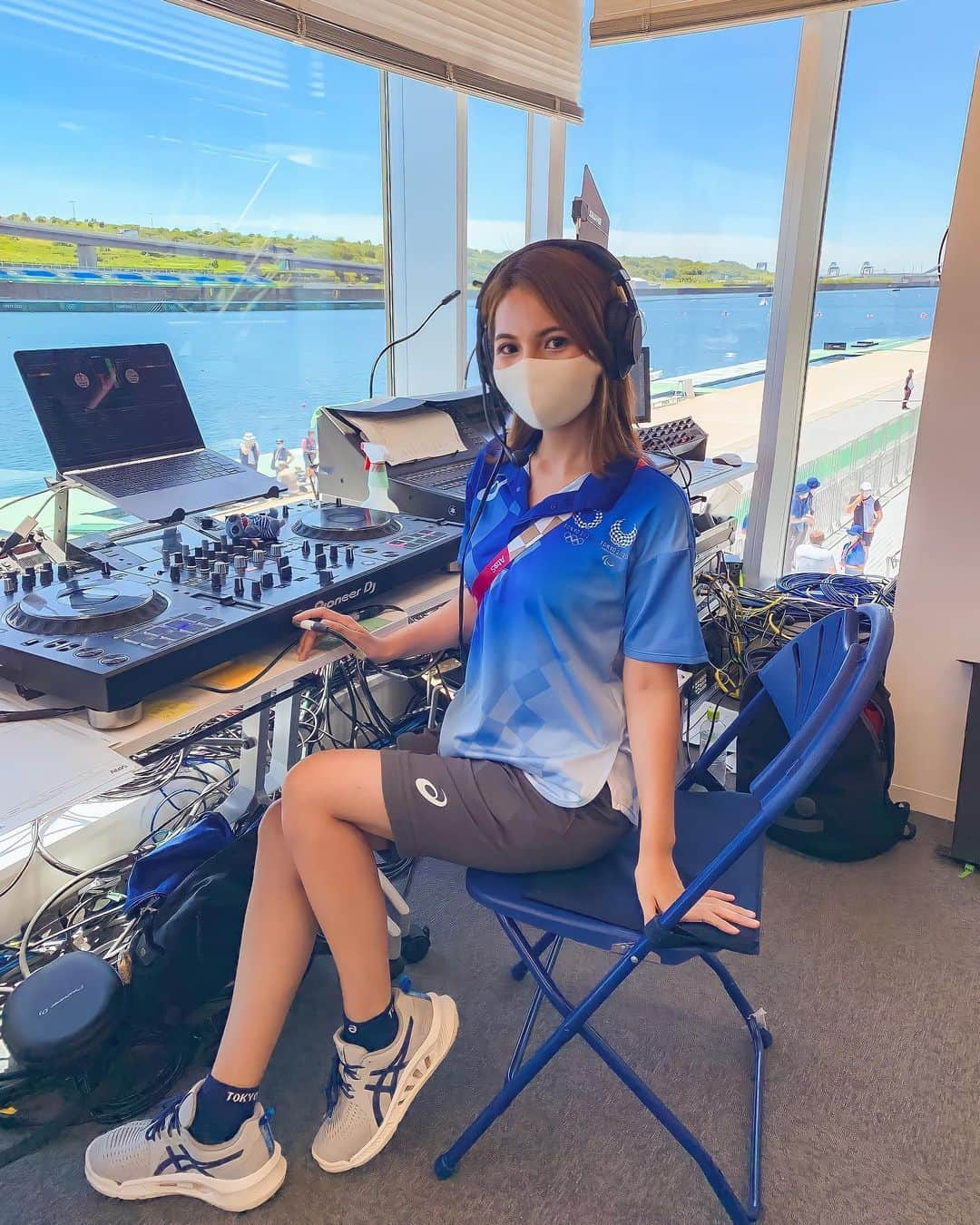 DJ Cellyさんのインスタグラム写真 - (DJ CellyInstagram)「オリンピック🚣‍♀️ 海の森水上競技場でRowingとCanoe Sprintの音楽を担当していて、全ての競技が終わりました🏅  音楽が小さい頃から大好きで、趣味が少しずつ仕事になって、オリンピックまで行けたよ！！  とにかくみんなに感謝したい。  こんな素敵な一生に一度の機会をくれた 要さん @dj_kaname28 隼人さん @hayato_minami_  本当にありがとうございました🙇‍♀️ 自分たちも現場があるのに、色々な相談にもすぐに対応してくれて、本当に助かりました。 選曲の相談や愚痴も聞いてくれたオバチャン @overheadchampion 、　ジョンさん @tjo_dj U5さん @dju5 本当にありがとうございました🙇‍♀️🙇‍♀️強い味方すぎて感謝しかないです。  初めての現場、しかもオリンピックという大舞台で、スタッフもほぼ外国人という環境で毎日不安や緊張があったけど、やり遂げられたのは本当に皆様のお陰です。  何よりチームにも恵まれて、ボスのセバスチャンは本当に優しかったし、アナウンサーのなほさん @naho_usa もいつも通訳してくれて😭(何よりまじで仲良くなれて親友1人増えて嬉しい！) ミスしても「そういうことがあるから現場は面白いんですよ！」と笑い飛ばしてくれたジェフさんも、ボート沢山案内してくれた安井さんも、ちょっとドジで面白かったグーフィーも…書きたいことは沢山あるけど、 とにかくこのチームで本当に良かった😭 (配属決めた人、誰かわかんないけどまじで感謝！)  始まる前に不安すぎてもう行きたくないと泣き喚いた私に、 「終わったら絶対やって良かったって思うから、修行してこい」と送り出してくれた姉と甥っ子 @lisa__fluffy  期間中も沢山遊んでくれて、リフレッシュしつつ仕事が出来たし、何より元気が出ました。本当にやって良かったって思ったよ、ありがとう姉よ。 遊んでくれた皆様も、頑張ってと声をかけてくれて本当にありがとう。最後までがんばれました。  最後…？  ……また8月後半から次はパラリンピックです。  しばし休憩して、色々仕込みもして今回より良く出来る様に頑張ります！！  皆さま、またよろしくお願い致します😭😭😭😭😭😭！！！！  #tokyo2020 #tokyo2020olympics #olympics2020 #sportsdj #dj #djlife #djingismylife #djing #olympicsdj #東京2020 #東京2020オリンピック #rowing #rowingolympics #canoesprint #ボート #カヌースプリント #canoesprint」8月8日 9時50分 - celly_cecilia