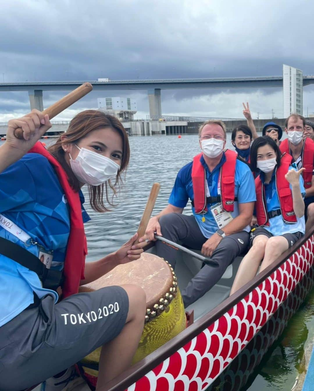 DJ Cellyさんのインスタグラム写真 - (DJ CellyInstagram)「オリンピック🚣‍♀️ 海の森水上競技場でRowingとCanoe Sprintの音楽を担当していて、全ての競技が終わりました🏅  音楽が小さい頃から大好きで、趣味が少しずつ仕事になって、オリンピックまで行けたよ！！  とにかくみんなに感謝したい。  こんな素敵な一生に一度の機会をくれた 要さん @dj_kaname28 隼人さん @hayato_minami_  本当にありがとうございました🙇‍♀️ 自分たちも現場があるのに、色々な相談にもすぐに対応してくれて、本当に助かりました。 選曲の相談や愚痴も聞いてくれたオバチャン @overheadchampion 、　ジョンさん @tjo_dj U5さん @dju5 本当にありがとうございました🙇‍♀️🙇‍♀️強い味方すぎて感謝しかないです。  初めての現場、しかもオリンピックという大舞台で、スタッフもほぼ外国人という環境で毎日不安や緊張があったけど、やり遂げられたのは本当に皆様のお陰です。  何よりチームにも恵まれて、ボスのセバスチャンは本当に優しかったし、アナウンサーのなほさん @naho_usa もいつも通訳してくれて😭(何よりまじで仲良くなれて親友1人増えて嬉しい！) ミスしても「そういうことがあるから現場は面白いんですよ！」と笑い飛ばしてくれたジェフさんも、ボート沢山案内してくれた安井さんも、ちょっとドジで面白かったグーフィーも…書きたいことは沢山あるけど、 とにかくこのチームで本当に良かった😭 (配属決めた人、誰かわかんないけどまじで感謝！)  始まる前に不安すぎてもう行きたくないと泣き喚いた私に、 「終わったら絶対やって良かったって思うから、修行してこい」と送り出してくれた姉と甥っ子 @lisa__fluffy  期間中も沢山遊んでくれて、リフレッシュしつつ仕事が出来たし、何より元気が出ました。本当にやって良かったって思ったよ、ありがとう姉よ。 遊んでくれた皆様も、頑張ってと声をかけてくれて本当にありがとう。最後までがんばれました。  最後…？  ……また8月後半から次はパラリンピックです。  しばし休憩して、色々仕込みもして今回より良く出来る様に頑張ります！！  皆さま、またよろしくお願い致します😭😭😭😭😭😭！！！！  #tokyo2020 #tokyo2020olympics #olympics2020 #sportsdj #dj #djlife #djingismylife #djing #olympicsdj #東京2020 #東京2020オリンピック #rowing #rowingolympics #canoesprint #ボート #カヌースプリント #canoesprint」8月8日 9時50分 - celly_cecilia