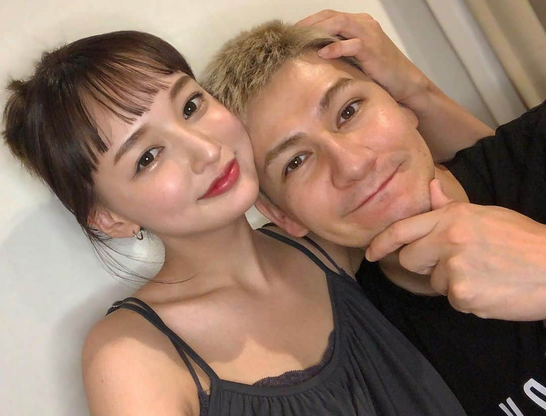 渡部麻衣さんのインスタグラム写真 - (渡部麻衣Instagram)「. 夫婦で同じスキンケア使うのは 我が家は結構当たり前なんだけど 以前インスタライブでも使用した 雪肌精 クリアウェルネス @sekkisei.official  を最近はシェアコスメしています☺️ （IGTVのアーカイブからチェック☝️） ⁡ @twins_tokyo  @stylist_fukami  @joy.official  @sumire808  ⁡ 「サステナブル」って 当たり前の様に耳にする様になってきたけど 結局何からどうすればいいの？ って思っている方々もいるかもしれませんが 私はこのボトルやパッケージのような 環境に配慮した素材を使用しているものを選ぶ ということもサステナブルへの 立派な第一歩になるのかなと思ってます✨ ⁡ “ITOWA（イトワ）”という厳選植物成分が 肌の“うるおいバリア”を整えて 毛穴の目立たないつるすべ透明素肌に導いてくれるので お肌の透明感をグッと底上げしたい人に すごくオススメな一品🙆‍♀️ ⁡ 広海＆深海ちゃん達にオススメしてもらった 「ナチュラル ドリップ」を 冷蔵庫に入れる方法もしっかり実践して 毛穴ケア夫婦で頑張ってまーす👍  #雪肌精 #雪肌精クリアウェルネス #チームつるすべ #sekkisei_pr ⁡」8月8日 19時27分 - mmaaiipp