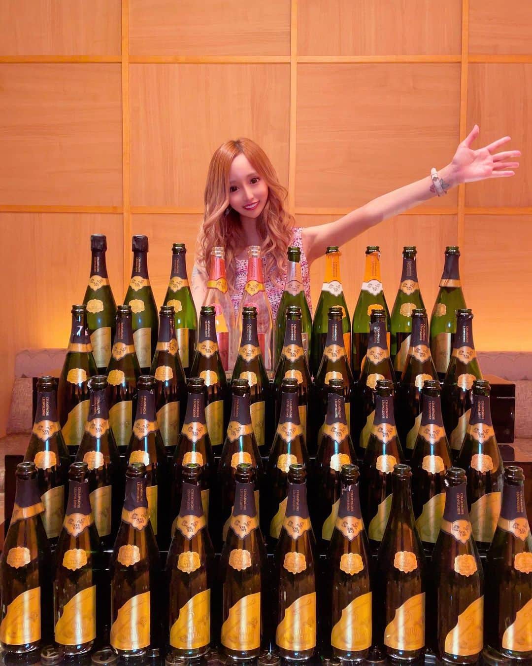 のインスタグラム：「ソウメイレースありがとうございました♡🍾  ディア系列グループレースでは2位🥈 店売は圧倒的1位でした🥇💓  応援してくれた方々、 本当にありがとうございました😍✨  ソウメイ捨てられたから足りない分は2枚目に合成しました(ﾉ°∀°)ﾉ  他のシャンパンも沢山ありがとうございました❤️ また別で撮影します📸✨  #ソウメイ #soumei  #黒宮ちはや #小悪魔ageha #モデル #キャバクラ #キャバ嬢 #ホステス #ラウンジ #水商売 #お酒 #歌舞伎町 #新宿 #六本木 #銀座 #北新地 #ミナミ #渋谷 #すすきの #シャンパン」