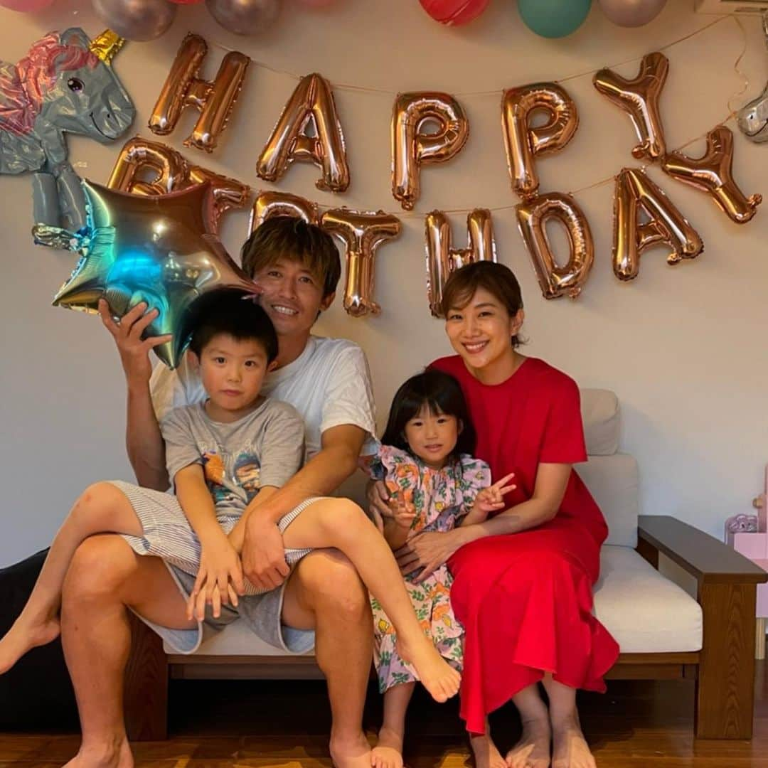 潮田玲子さんのインスタグラム写真 - (潮田玲子Instagram)「娘4歳のお誕生日を迎えました🎂🎊💓 おませちゃんなのでまだ4歳になってなかったのねと思うほど…笑 お誕生日のリクエストはそうめん！という事で流しそうめんパーティー😂☝️ 楽しかったみたいで大はしゃぎしてました🙆‍♀️🙌 そして子供でも安心して使えるコスメグッズにプレゼントでもらったドレッサーに夢中でした🥰❤️ 女子だねー笑笑 あっという間に4歳おめでとう💓💓💓  昨年はお兄ちゃんが落としたケーキ事件、覚えてくれてる方たくさんいますね笑笑🎂 ちなみに今年はちゃんと落とさず娘の元へ運ばれました笑笑😂☝️  #娘４歳 #お誕生日 #流しそうめんパーティー #おめでとう」8月8日 19時28分 - reikoshiota_official