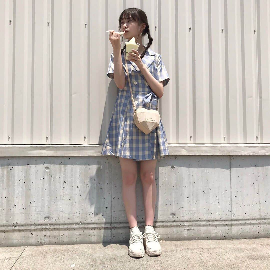 太田雫さんのインスタグラム写真 - (太田雫Instagram)「・ ソフトクリーム🍦🤍 ・ ・ ちょっと前にコストコに行ったんだけど、そのときに食べました〜🌼 ・ パイナップルとバニラのミックスです☺︎ ・ ・ ・ #ニコラ#太田雫 #ソフトクリーム#おいしい#コストコ#ノーマルカメラ#パイナップル#ミックス#バニラ#他撮り#ootd #この日も#暑かったから#ちょっと#溶けてる#眩しくて#目#閉じ気味です」8月8日 19時40分 - _shizukuota