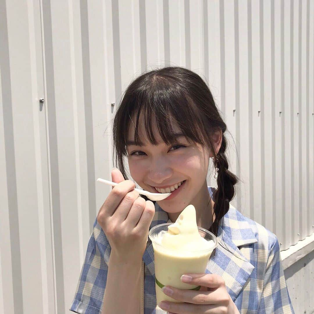 太田雫さんのインスタグラム写真 - (太田雫Instagram)「・ ソフトクリーム🍦🤍 ・ ・ ちょっと前にコストコに行ったんだけど、そのときに食べました〜🌼 ・ パイナップルとバニラのミックスです☺︎ ・ ・ ・ #ニコラ#太田雫 #ソフトクリーム#おいしい#コストコ#ノーマルカメラ#パイナップル#ミックス#バニラ#他撮り#ootd #この日も#暑かったから#ちょっと#溶けてる#眩しくて#目#閉じ気味です」8月8日 19時40分 - _shizukuota