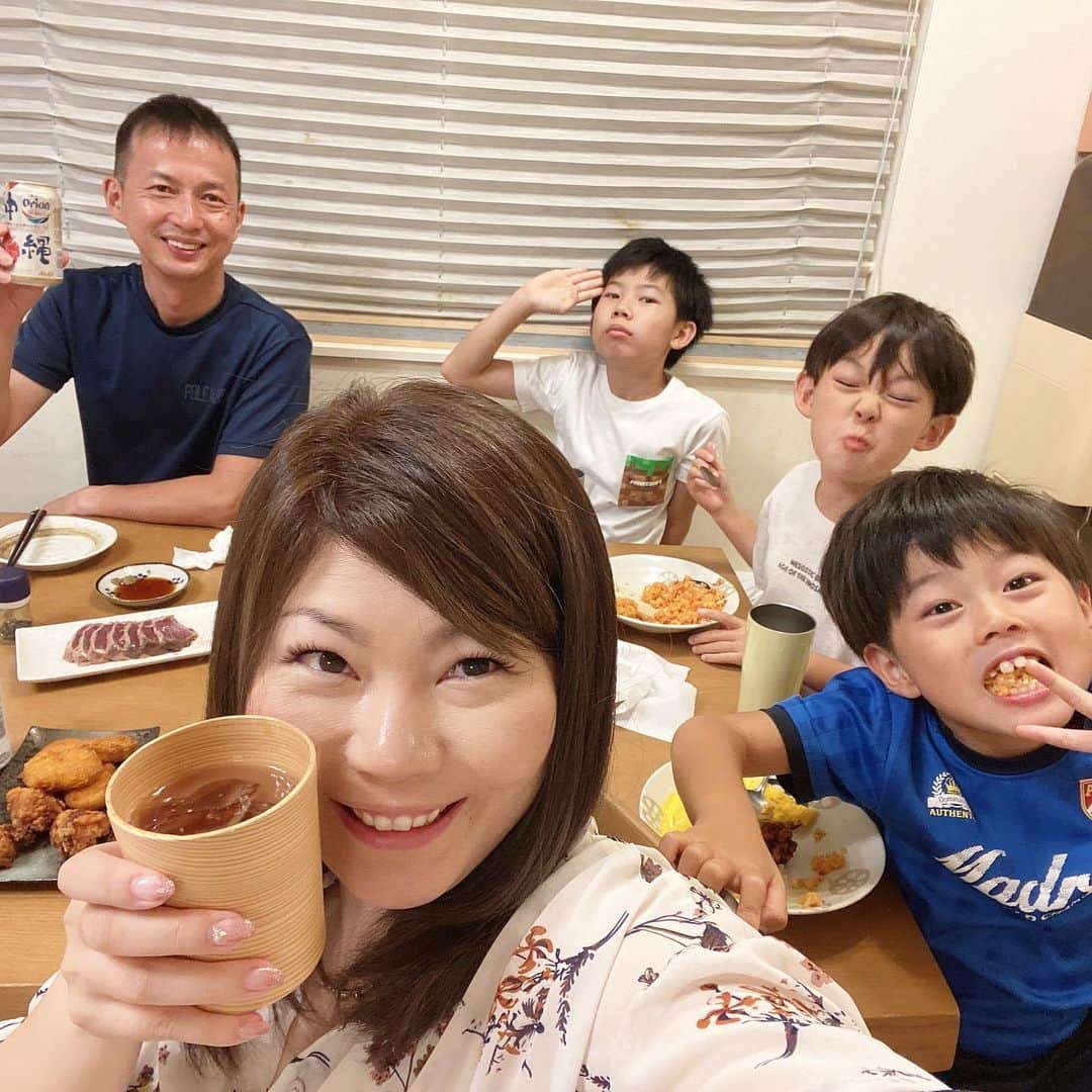 ブラザー4チャンネルのインスタグラム：「【今日の笑顔😊】 今日はオリンピック閉会式！ 色々な事があった中で、選手のみなさんにはたくさん感動させて頂きました！ ⁡ 家族でこれから閉会式を楽しみます♫ 今日は私も飲むぞー！🤣✨ ⁡ #brother4 #夏休み #オリンピック #閉会式 #感動をありがとう」